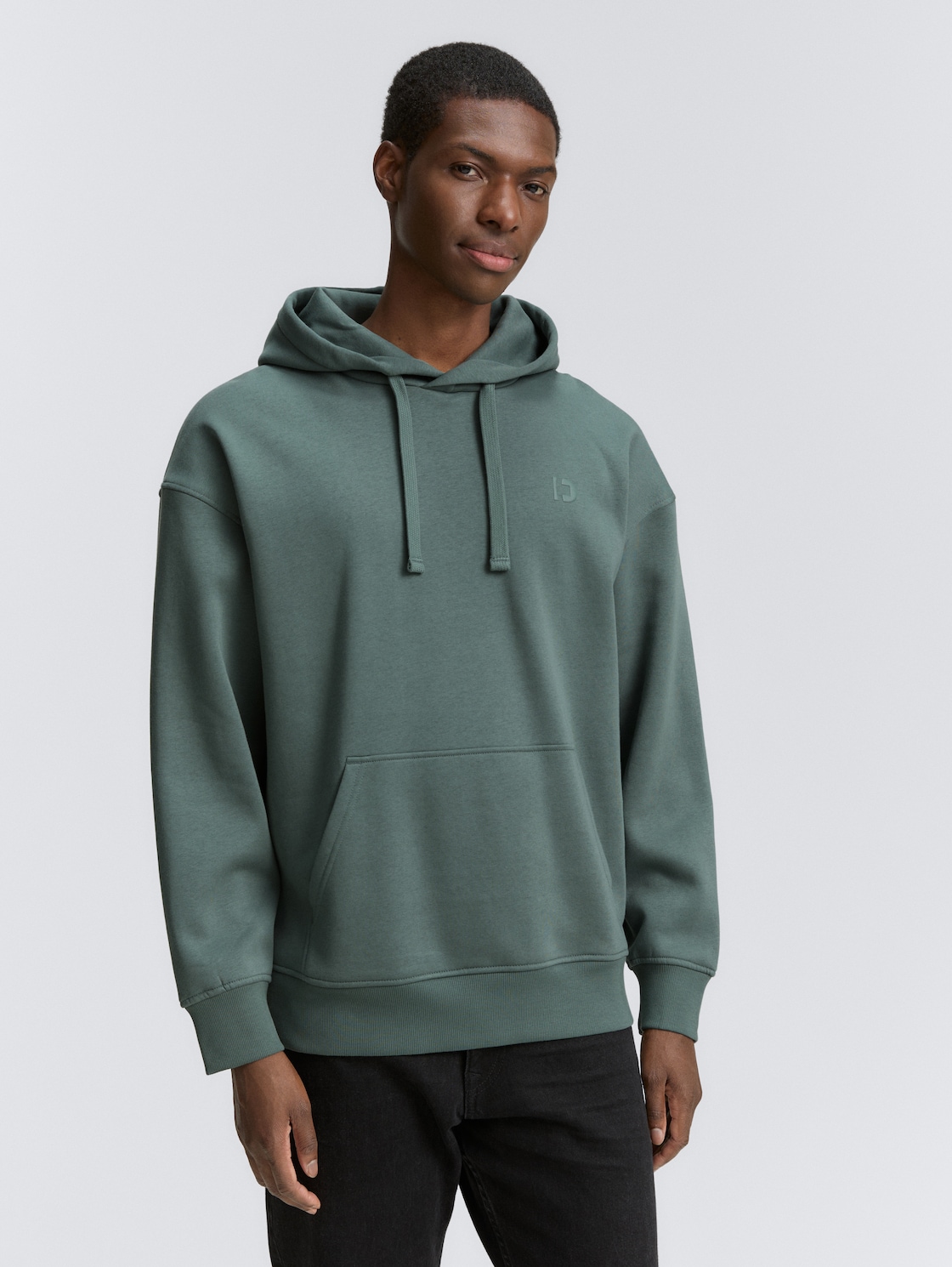 Relaxed Fit Hoodie Sweatshirt mit Rückenprint - washed jasper green - Ausschnitt Model-Vorderansicht