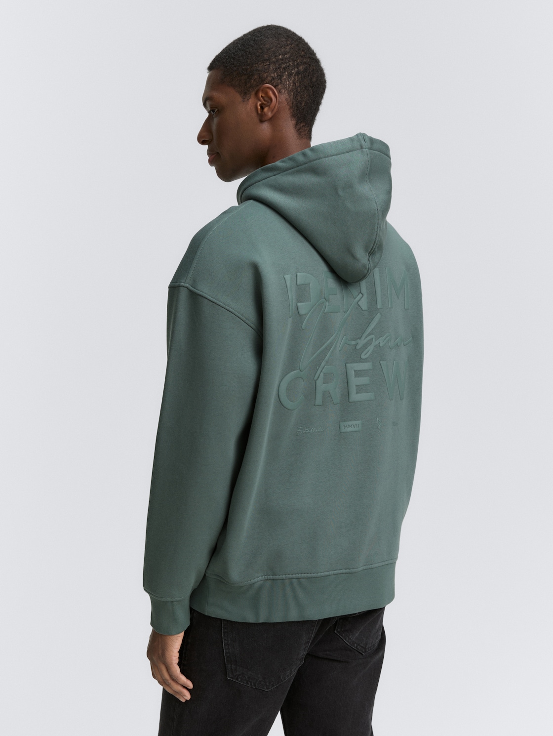 Relaxed Fit Hoodie Sweatshirt mit Rückenprint - washed jasper green - Auschnitt Model-Rückansicht