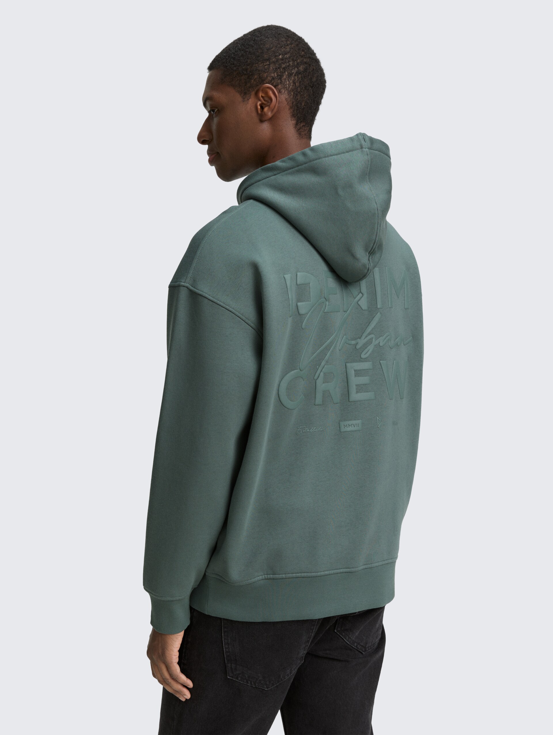 Relaxed Fit Hoodie Sweatshirt mit Rückenprint - washed jasper green - Auschnitt Model-Rückansicht