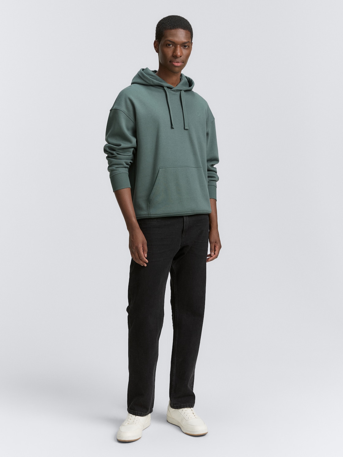 Relaxed Fit Hoodie Sweatshirt mit Rückenprint - washed jasper green - Model-Vorderansicht