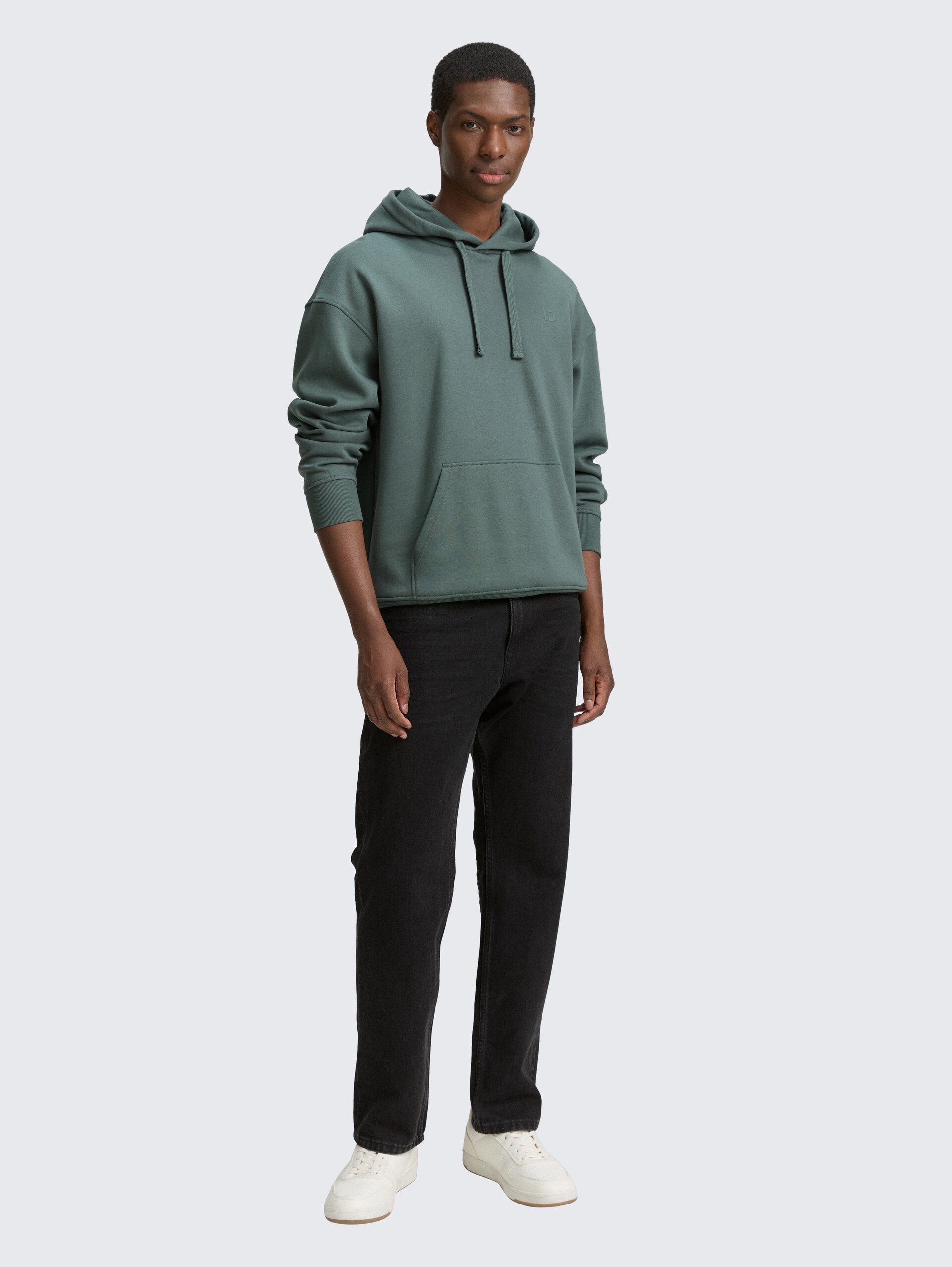Relaxed Fit Hoodie Sweatshirt mit Rückenprint - washed jasper green - Model-Vorderansicht