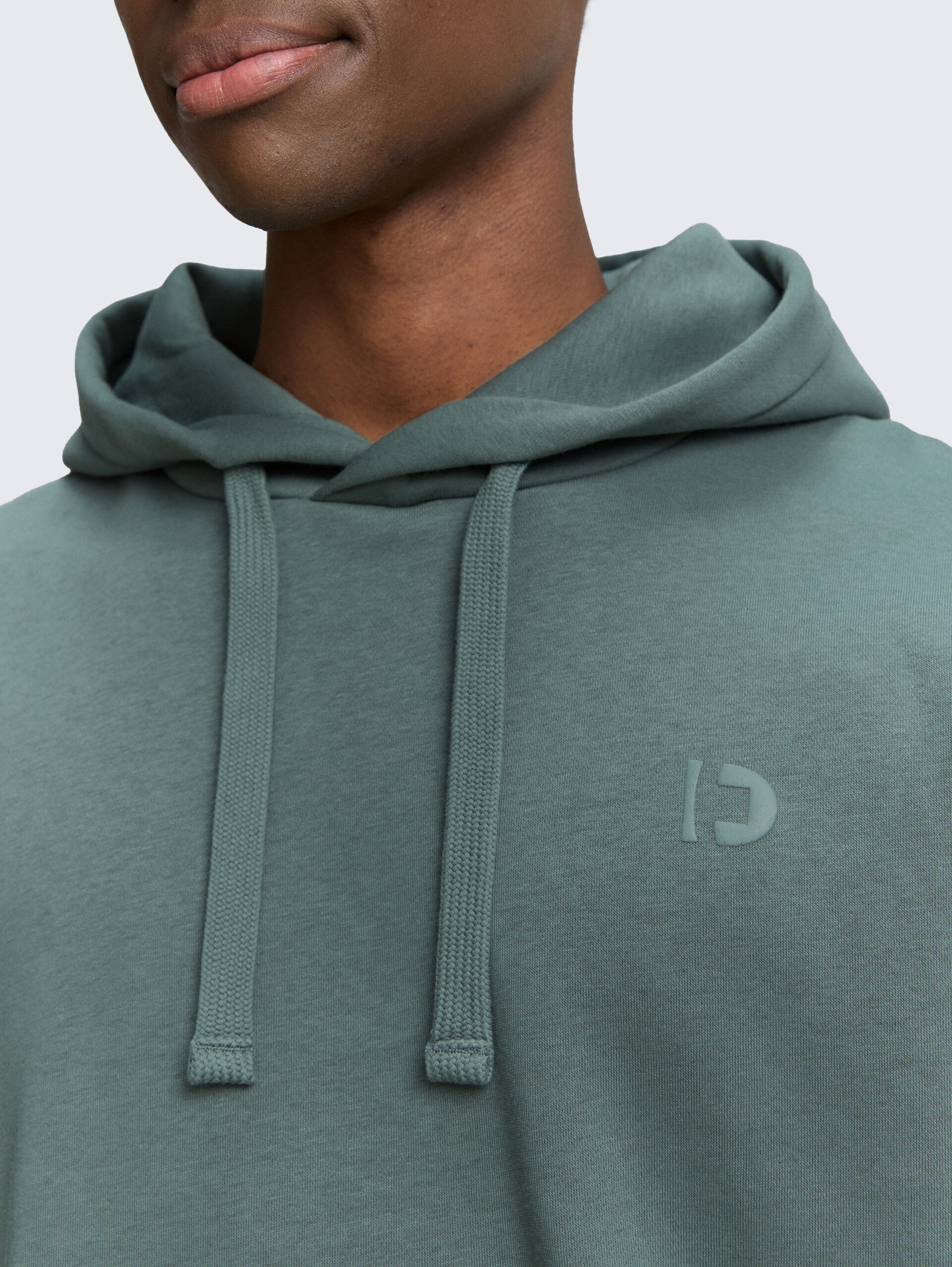 Relaxed Fit Hoodie Sweatshirt mit Rückenprint - washed jasper green - Detail-Model-Ansicht