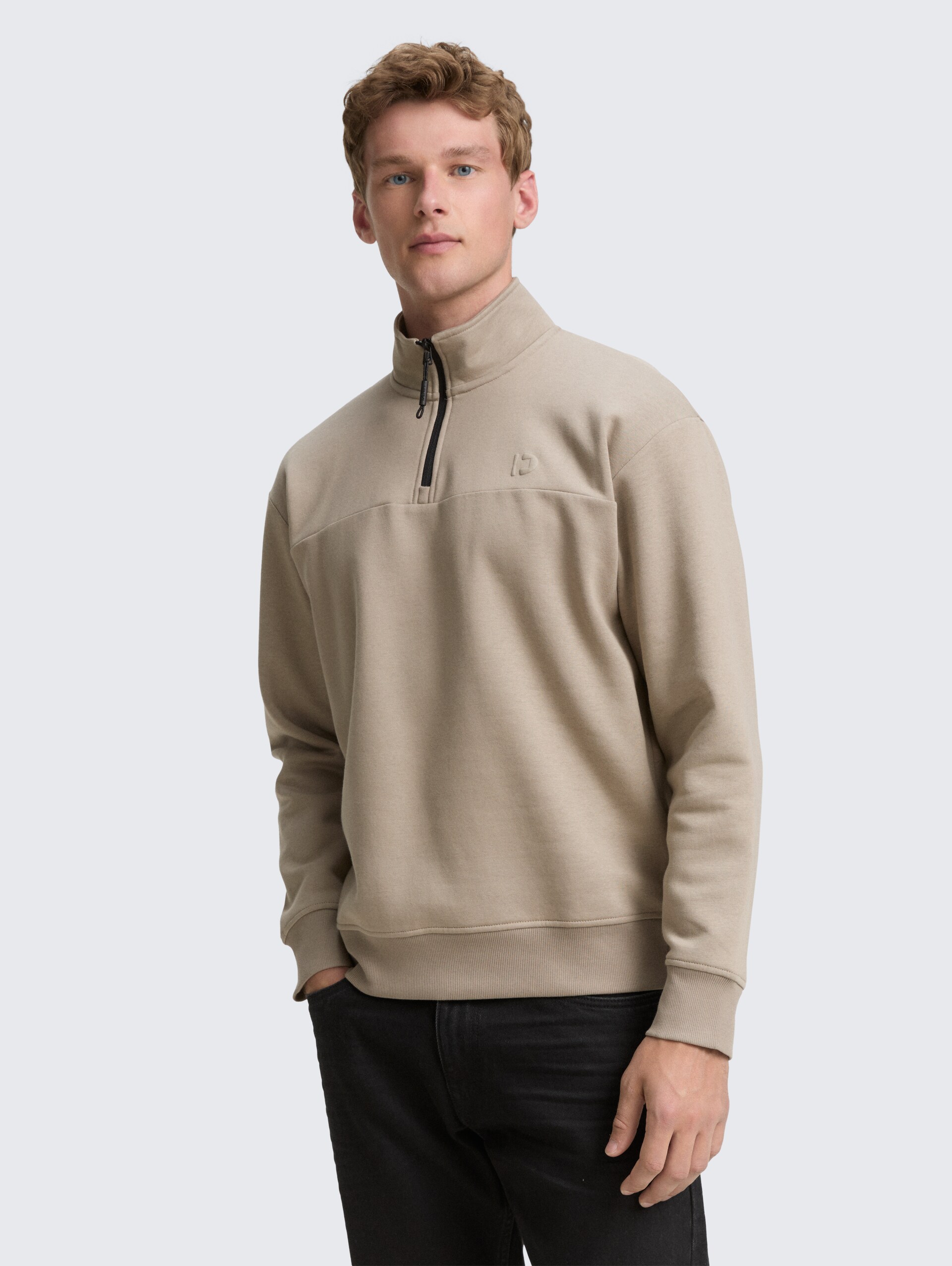 Troyer Sweatshirt mit Logo-Print - roasted nut brown - Ausschnitt Model-Vorderansicht