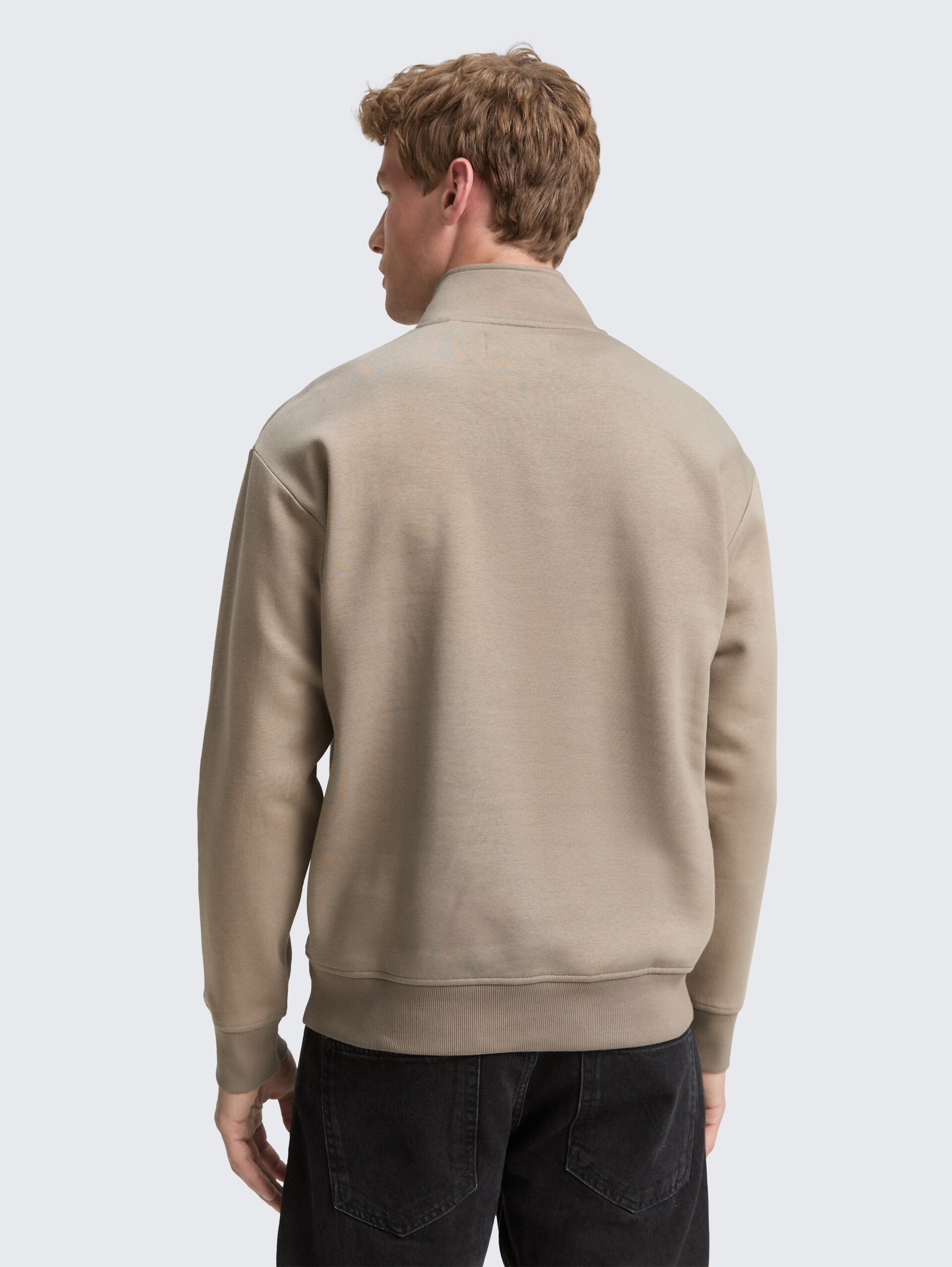 Troyer Sweatshirt mit Logo-Print - roasted nut brown - Auschnitt Model-Rückansicht