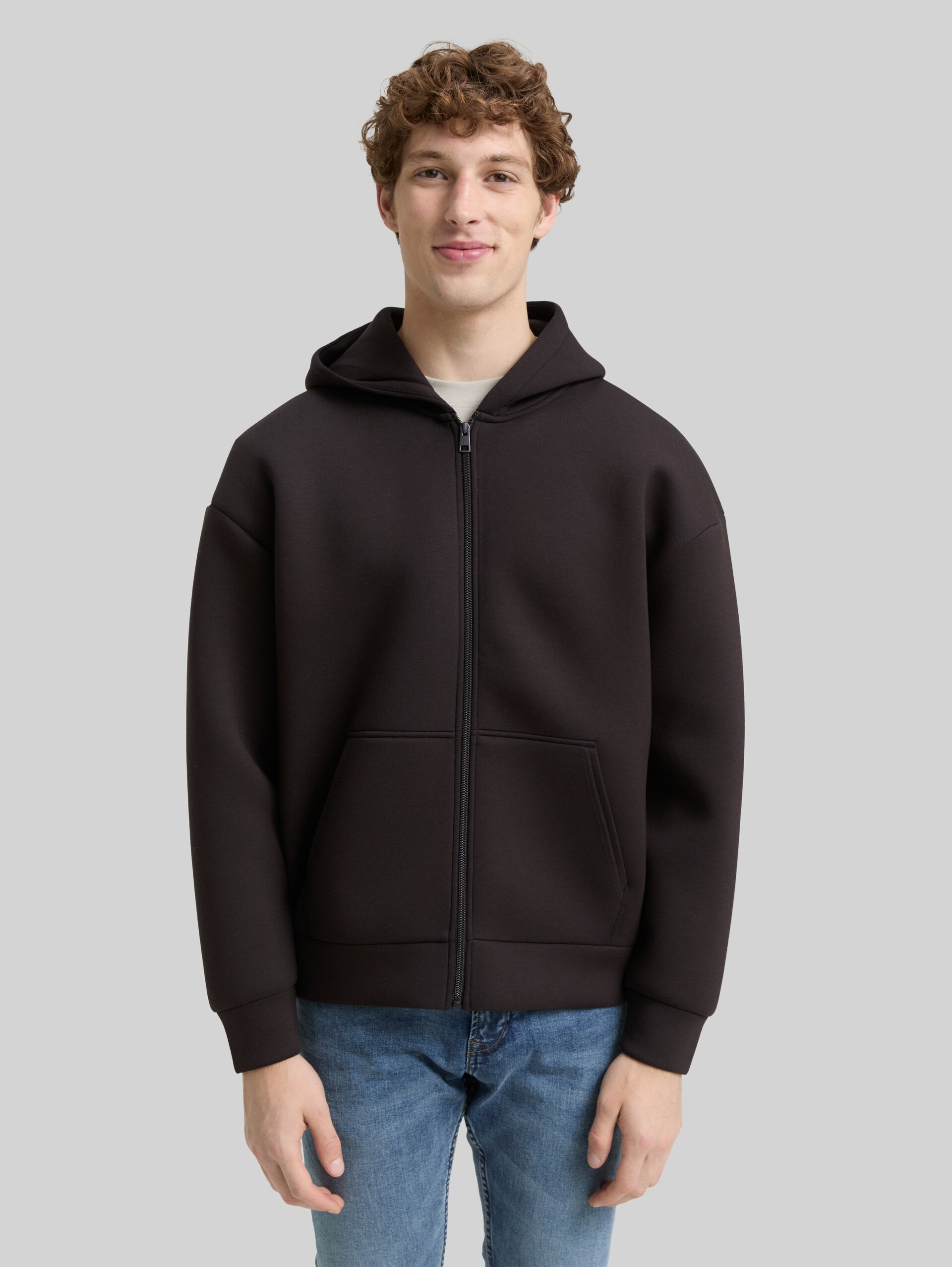Relaxed Fit Hoodie Sweatjacke aus Scuba - Night Watch Black - Ausschnitt Model-Vorderansicht