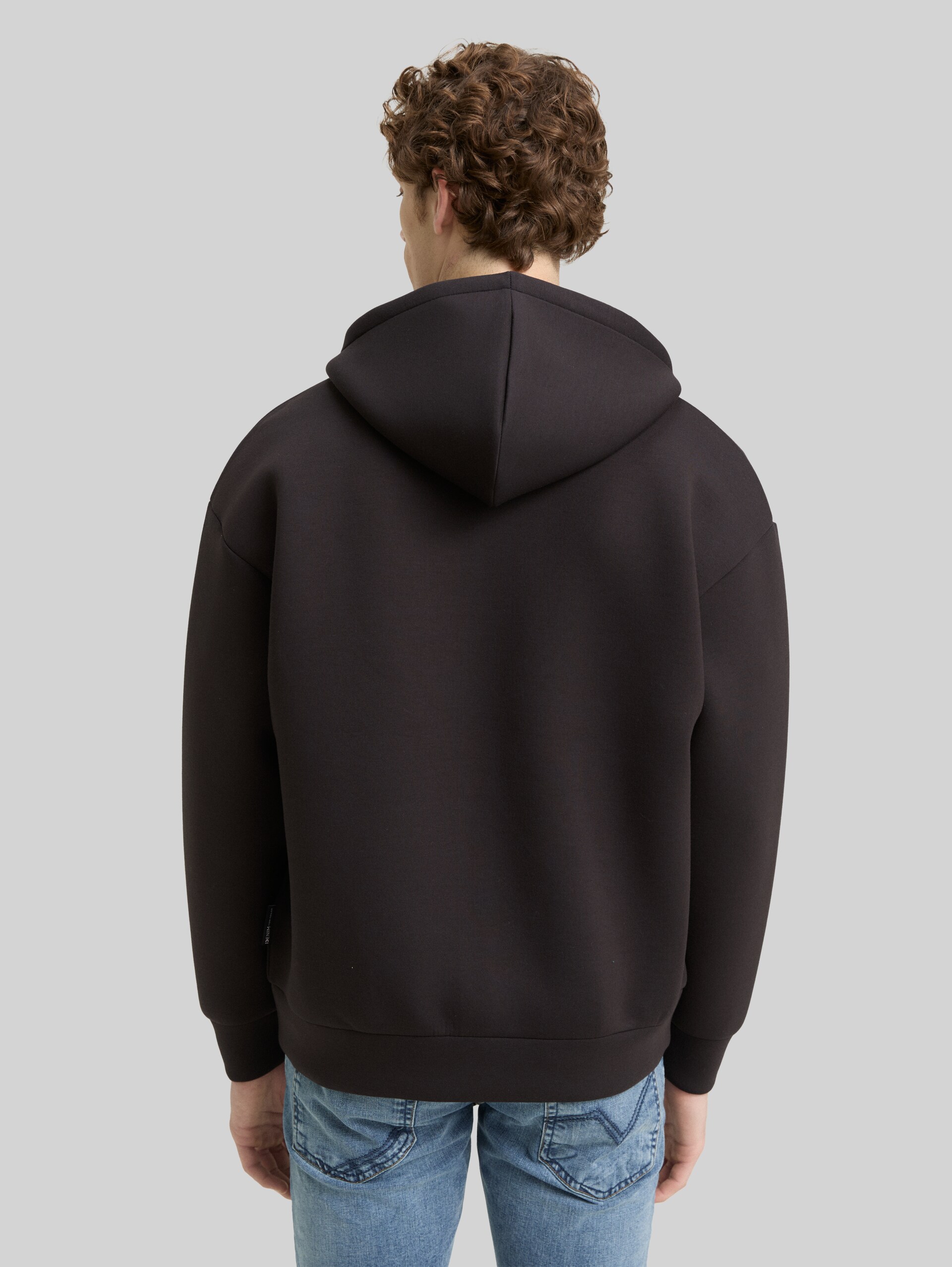 Relaxed Fit Hoodie Sweatjacke aus Scuba - Night Watch Black - Auschnitt Model-Rückansicht