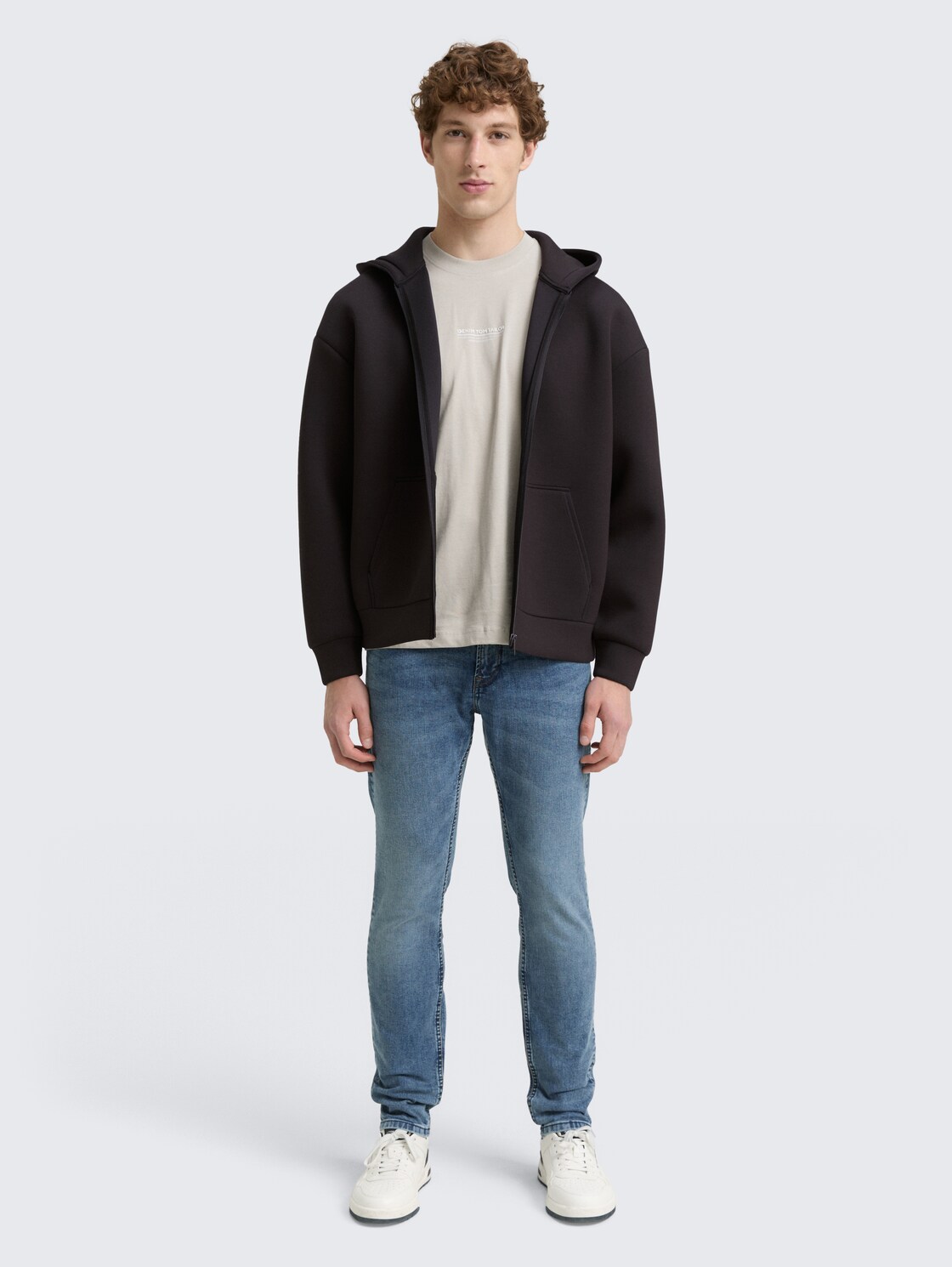 Relaxed Fit Hoodie Sweatjacke aus Scuba - Night Watch Black - Model-Vorderansicht