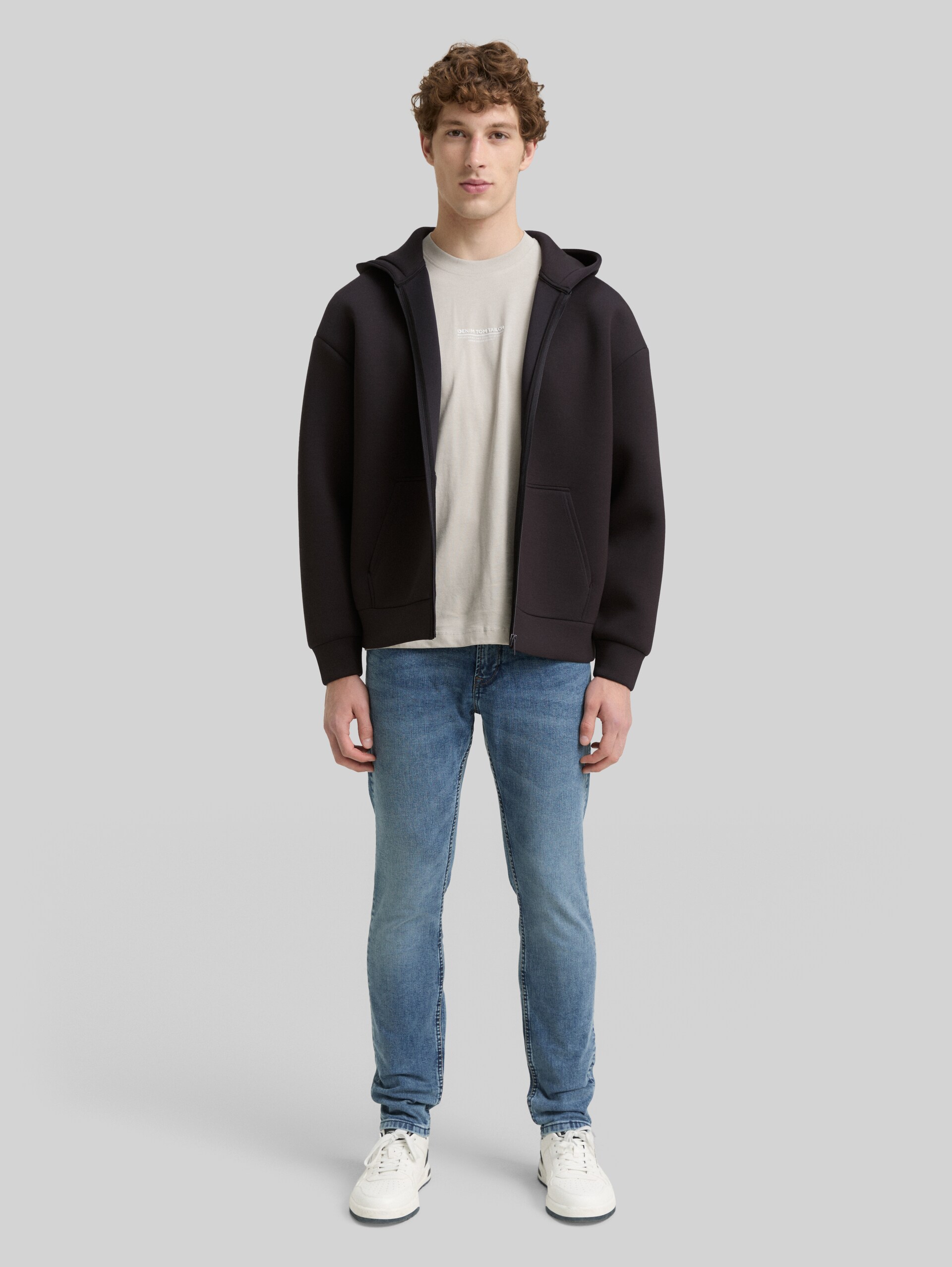 Relaxed Fit Hoodie Sweatjacke aus Scuba - Night Watch Black - Model-Vorderansicht