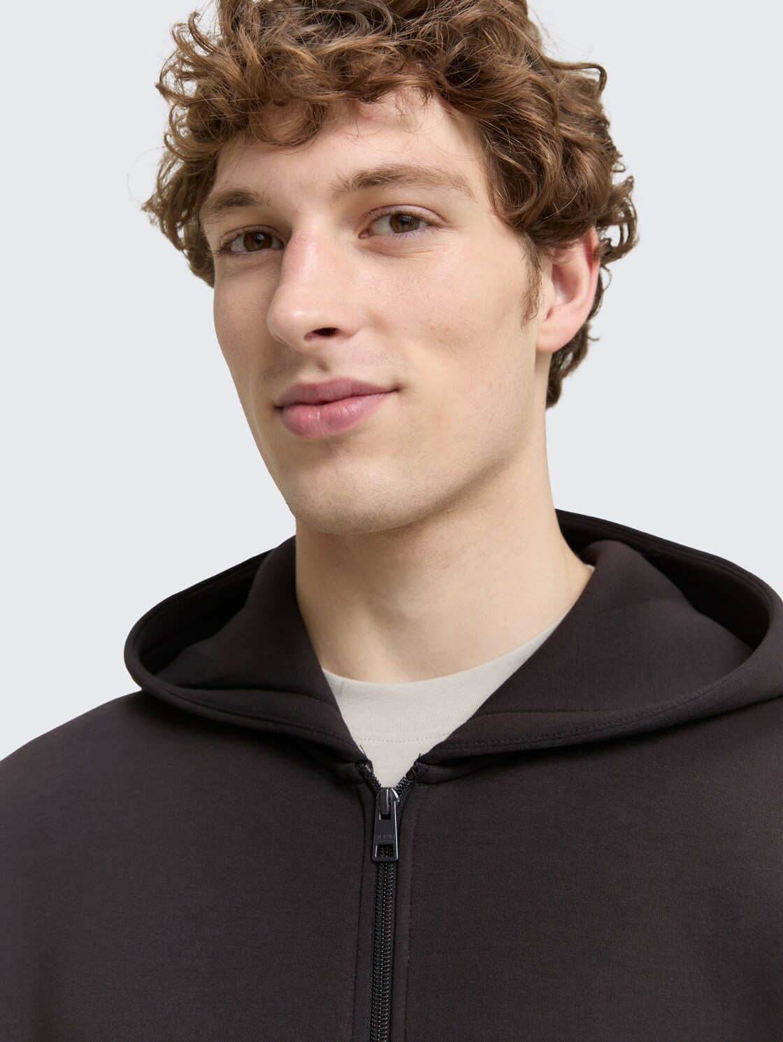 Relaxed Fit Hoodie Sweatjacke aus Scuba - Night Watch Black - Detail-Model-Ansicht