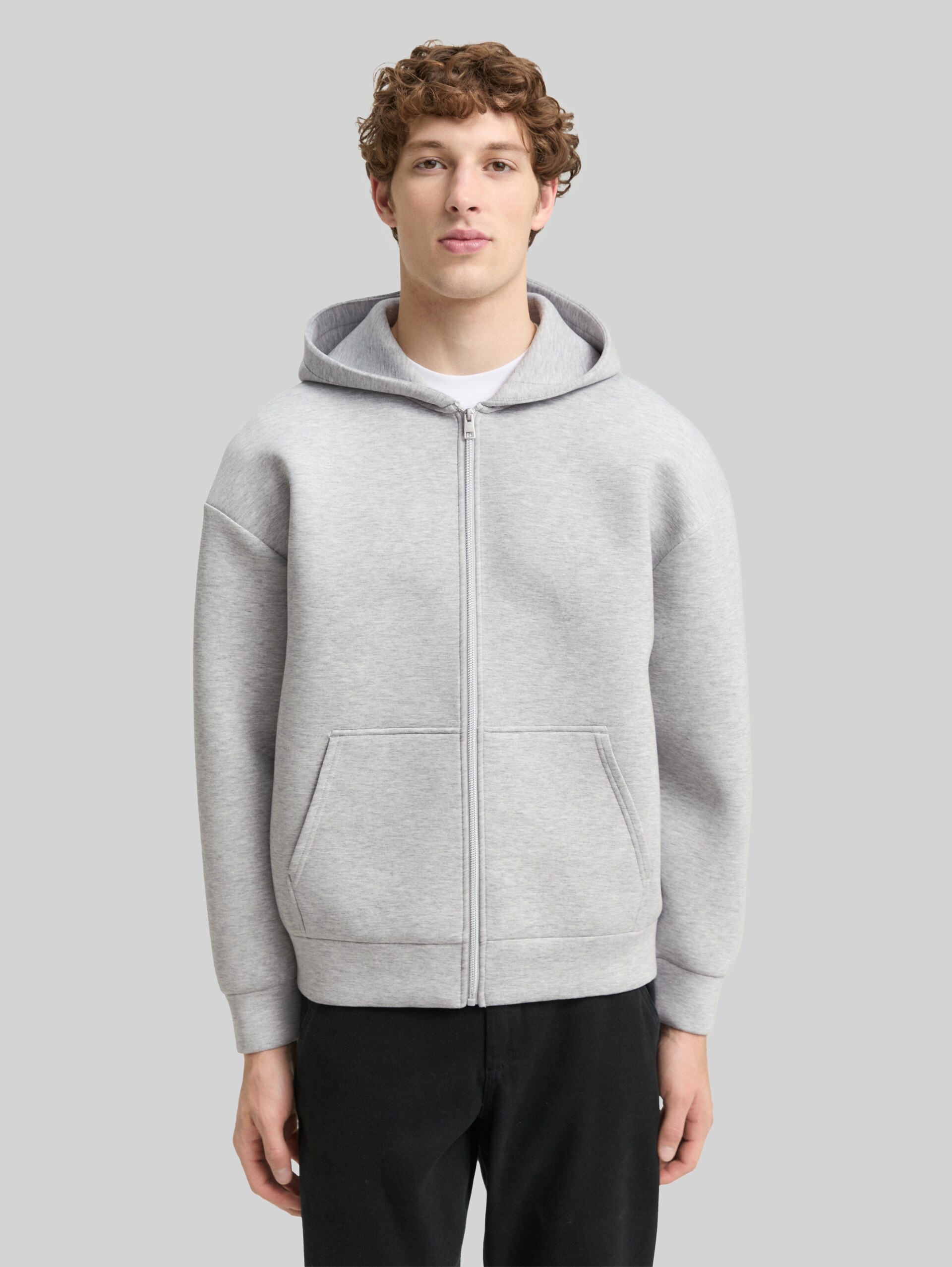 Relaxed Fit Hoodie Sweatjacke aus Scuba - Light Stone Grey Melange - Ausschnitt Model-Vorderansicht