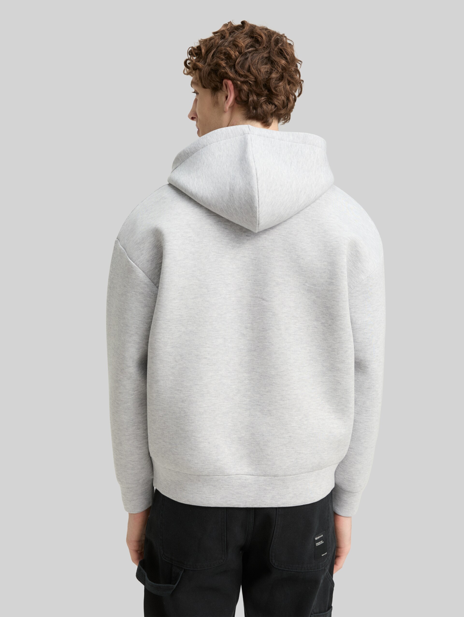 Relaxed Fit Hoodie Sweatjacke aus Scuba - Light Stone Grey Melange - Auschnitt Model-Rückansicht