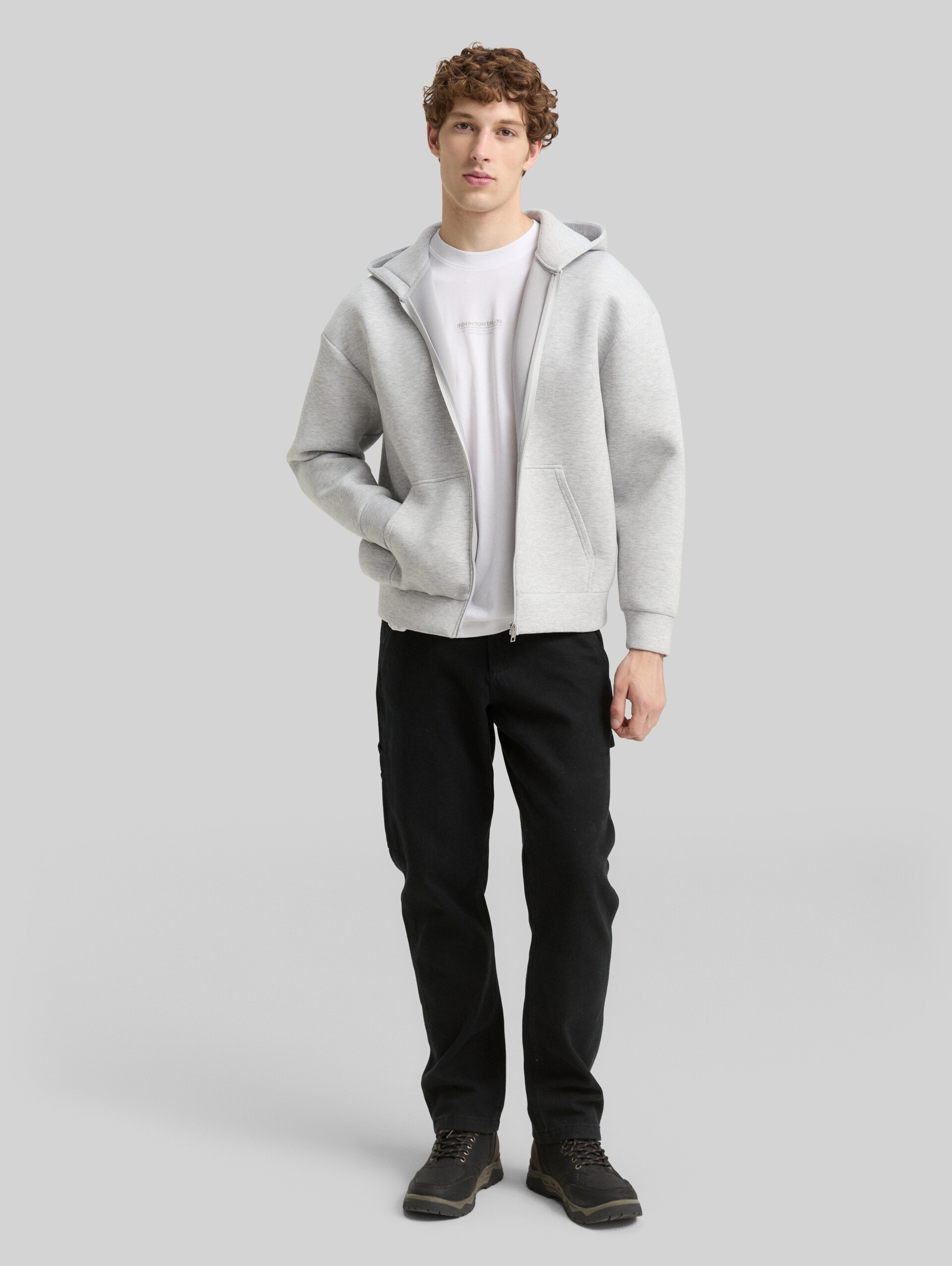 Relaxed Fit Hoodie Sweatjacke aus Scuba - Light Stone Grey Melange - Model-Vorderansicht