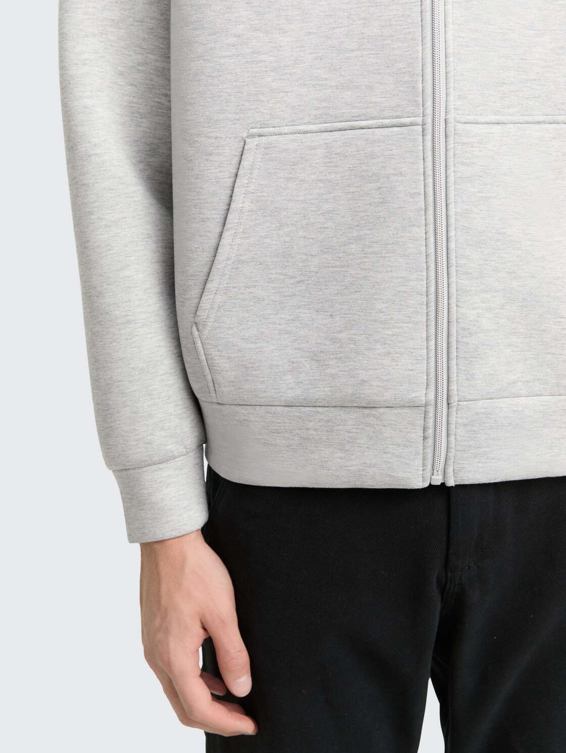 Relaxed Fit Hoodie Sweatjacke aus Scuba - Light Stone Grey Melange - Detail-Model-Ansicht