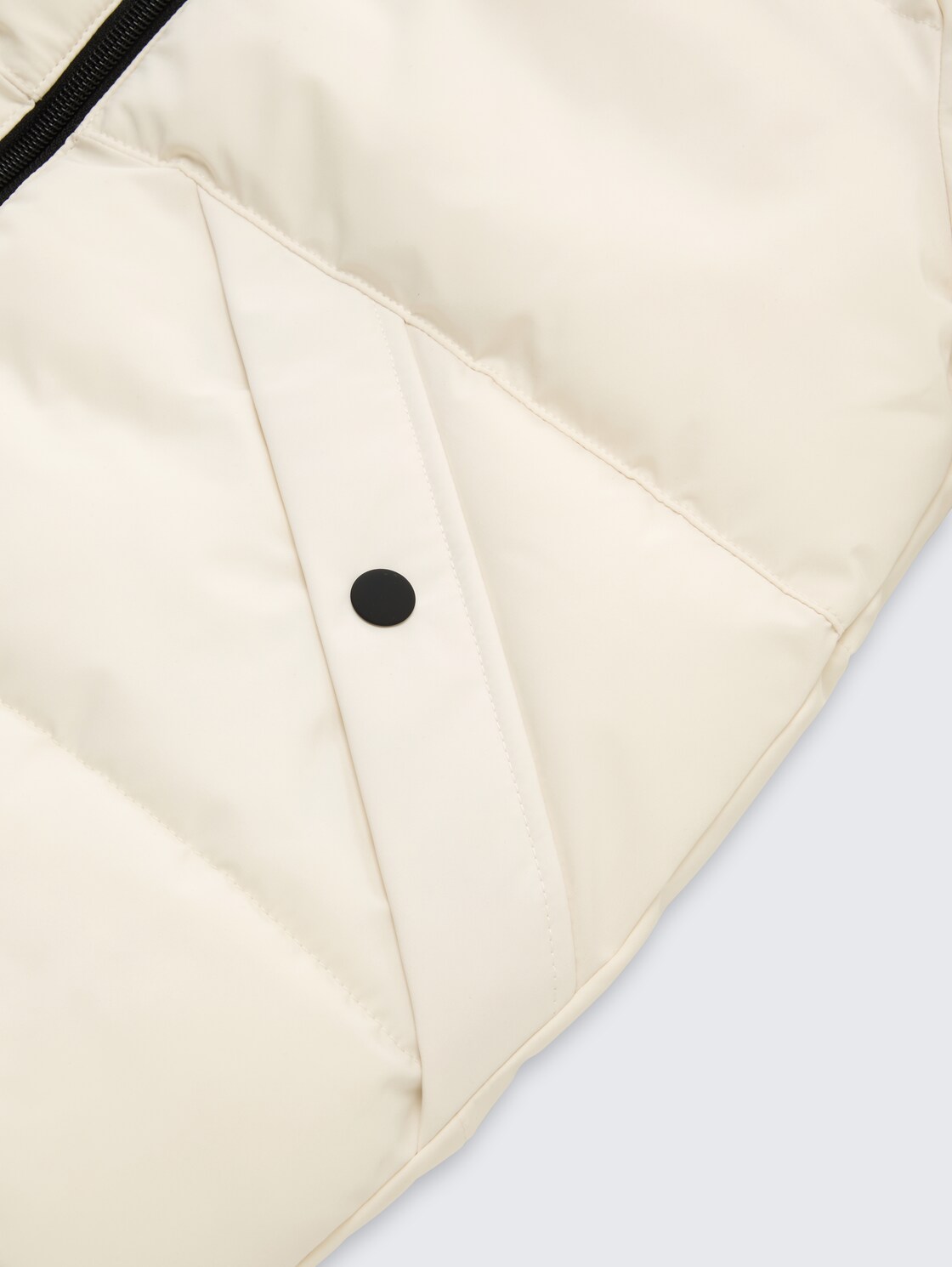 Puffer-Jacke mit abnehmbarer Kapuze - soft neutral beige - Detail-Model-Ansicht