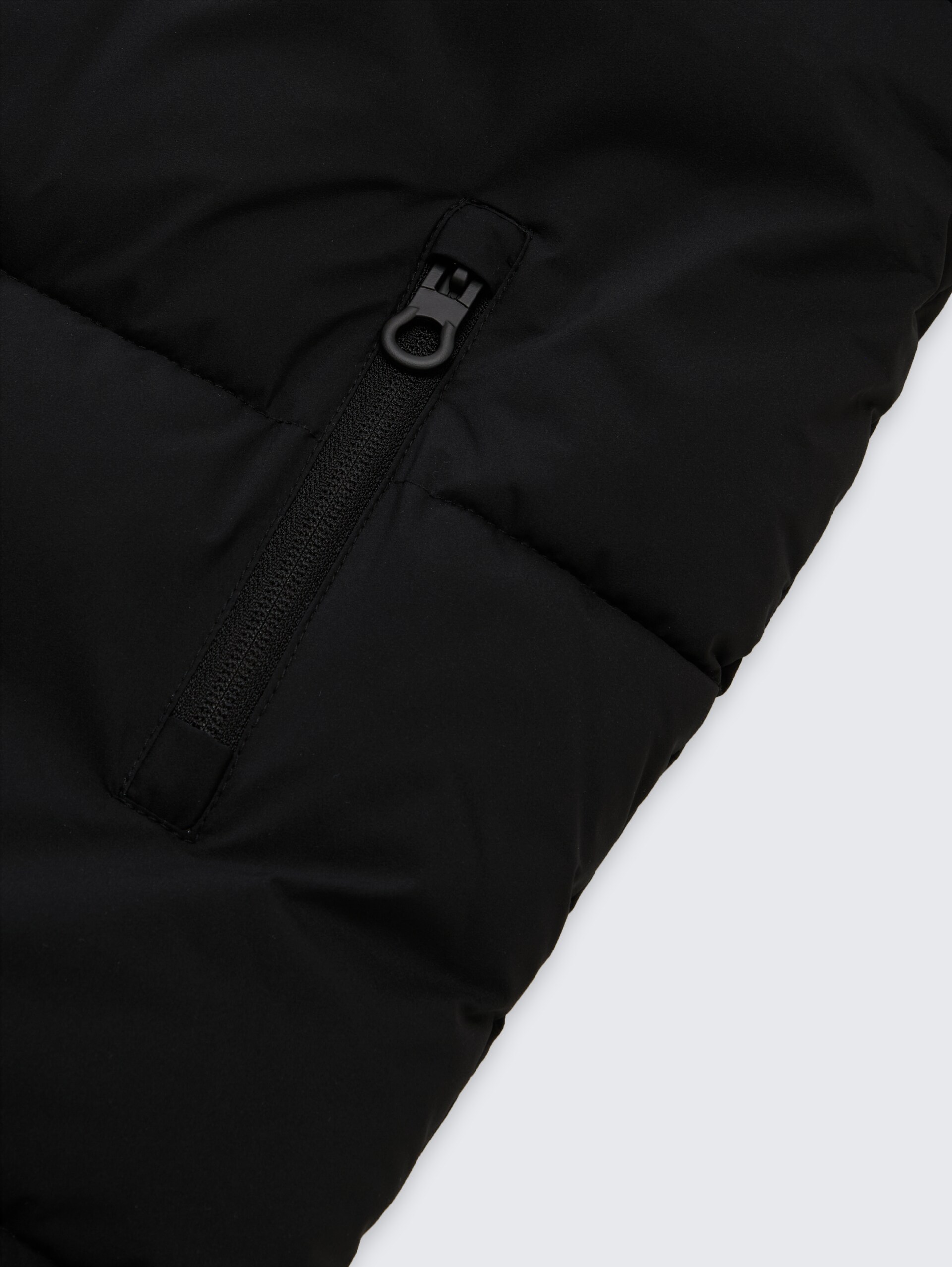 Puffer-Mantel mit Kapuze - Black - Detail-Model-Ansicht