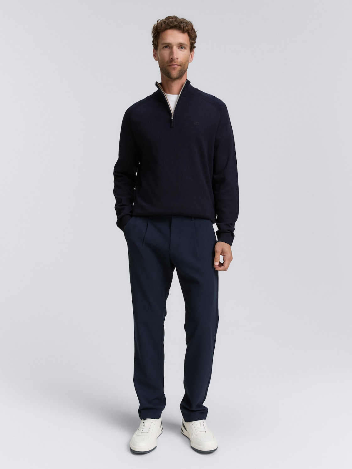 Troyer Strickpullover mit Logo-Stickerei - Knitted Navy Melange - Model-Vorderansicht