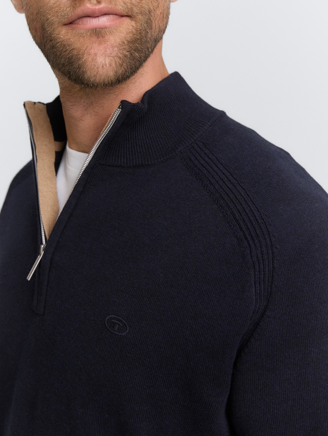 Troyer Strickpullover mit Logo-Stickerei - Knitted Navy Melange - Detail-Model-Ansicht