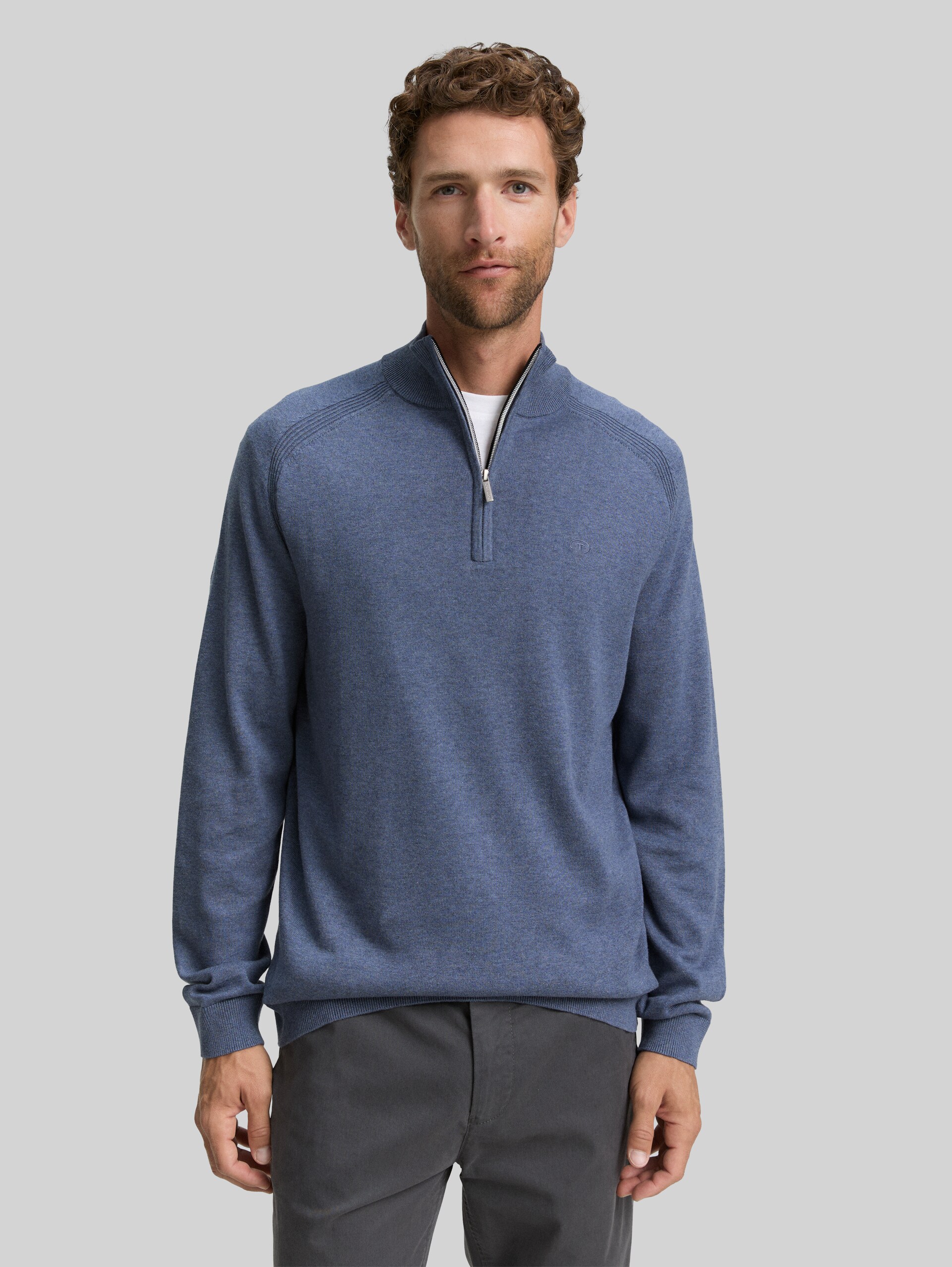 Troyer knitted jumper with logo embroidery - vintage indigo blue melange - Neckline model front view
