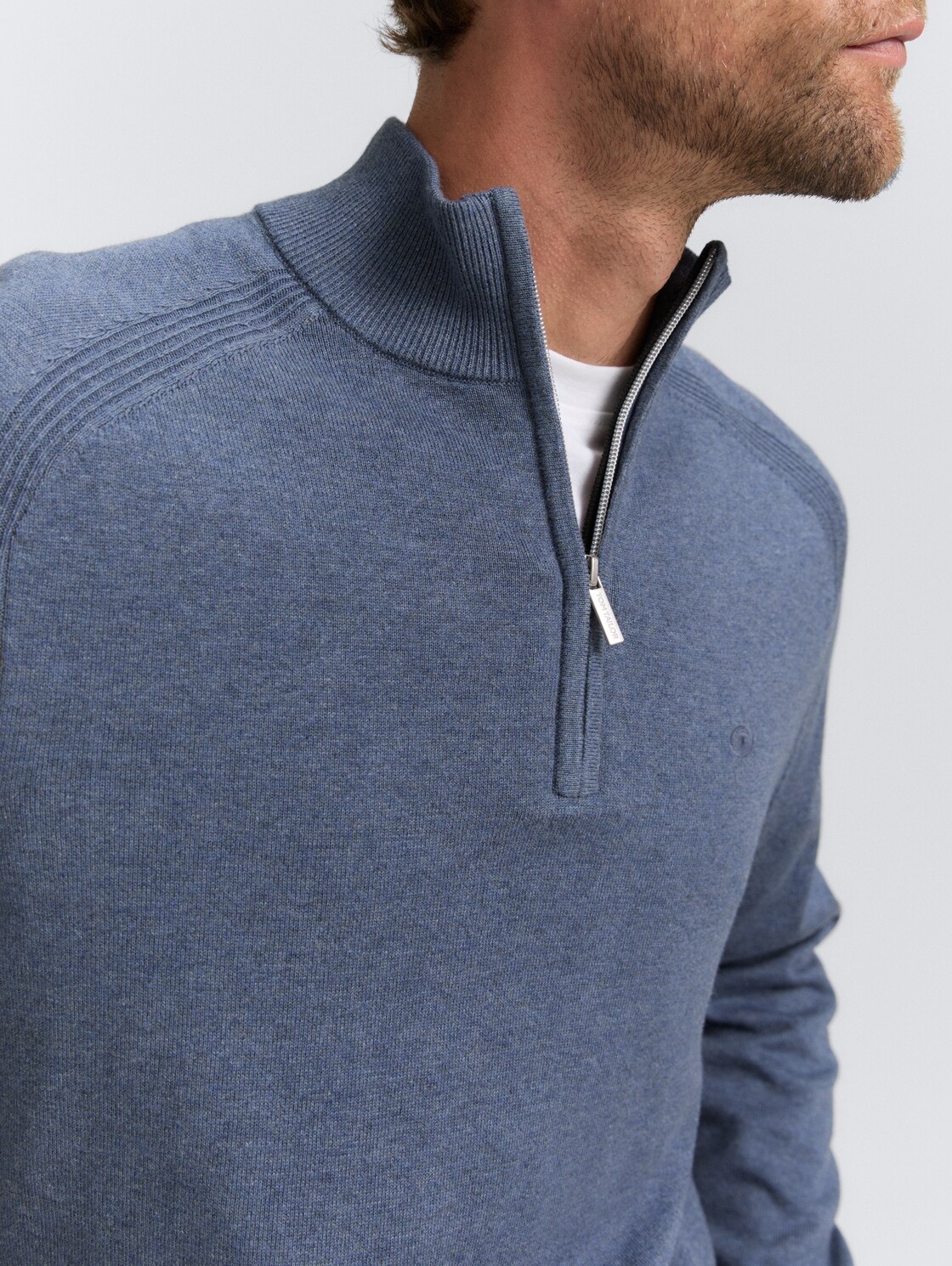 Troyer Strickpullover mit Logo-Stickerei - vintage indigo blue melange - Detail-Model-Ansicht