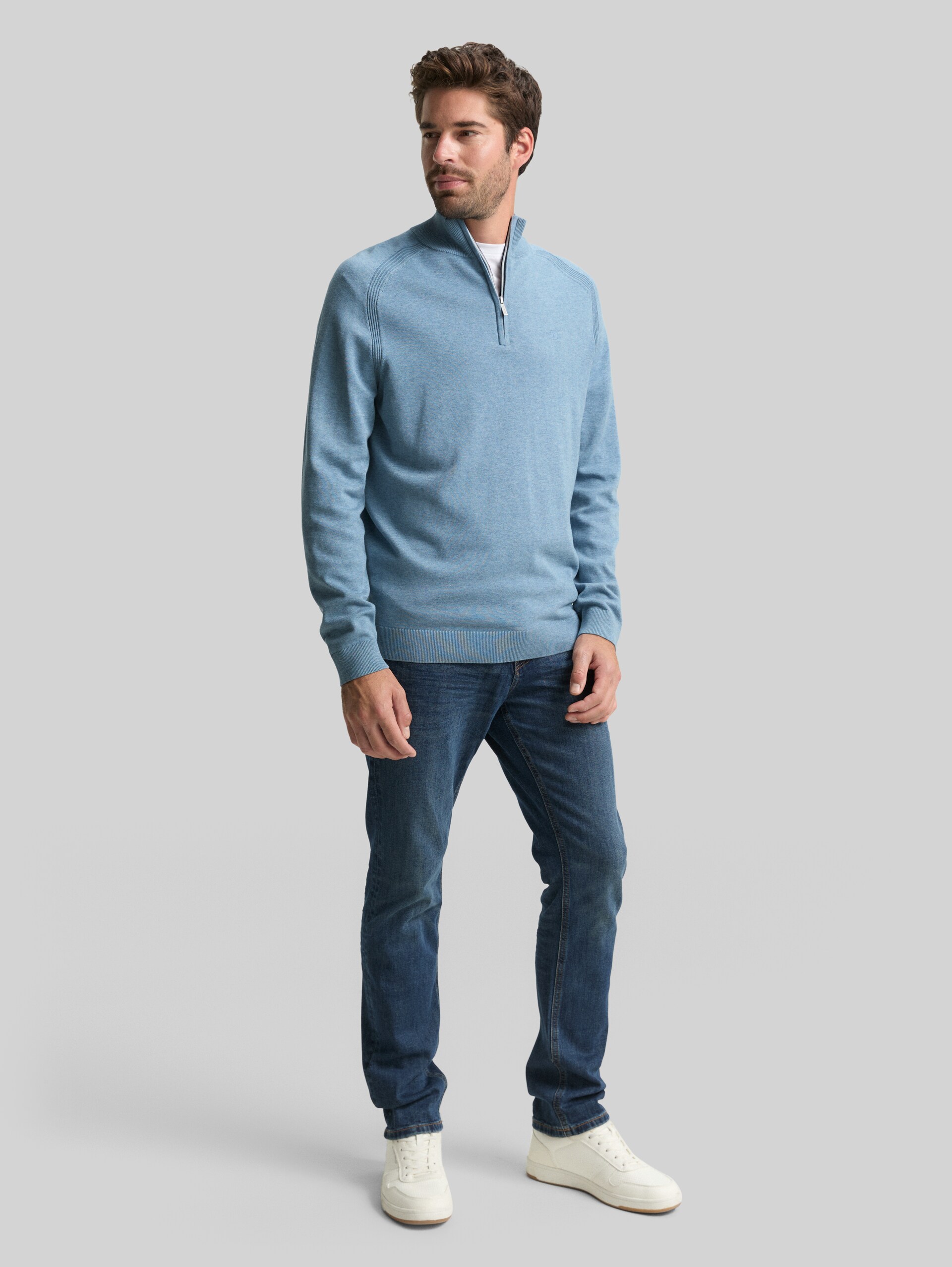 Troyer knitted jumper with logo embroidery - faded blue melange - Model front view