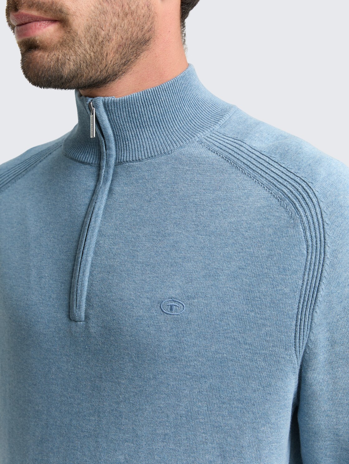 Troyer Strickpullover mit Logo-Stickerei - faded blue melange - Detail-Model-Ansicht