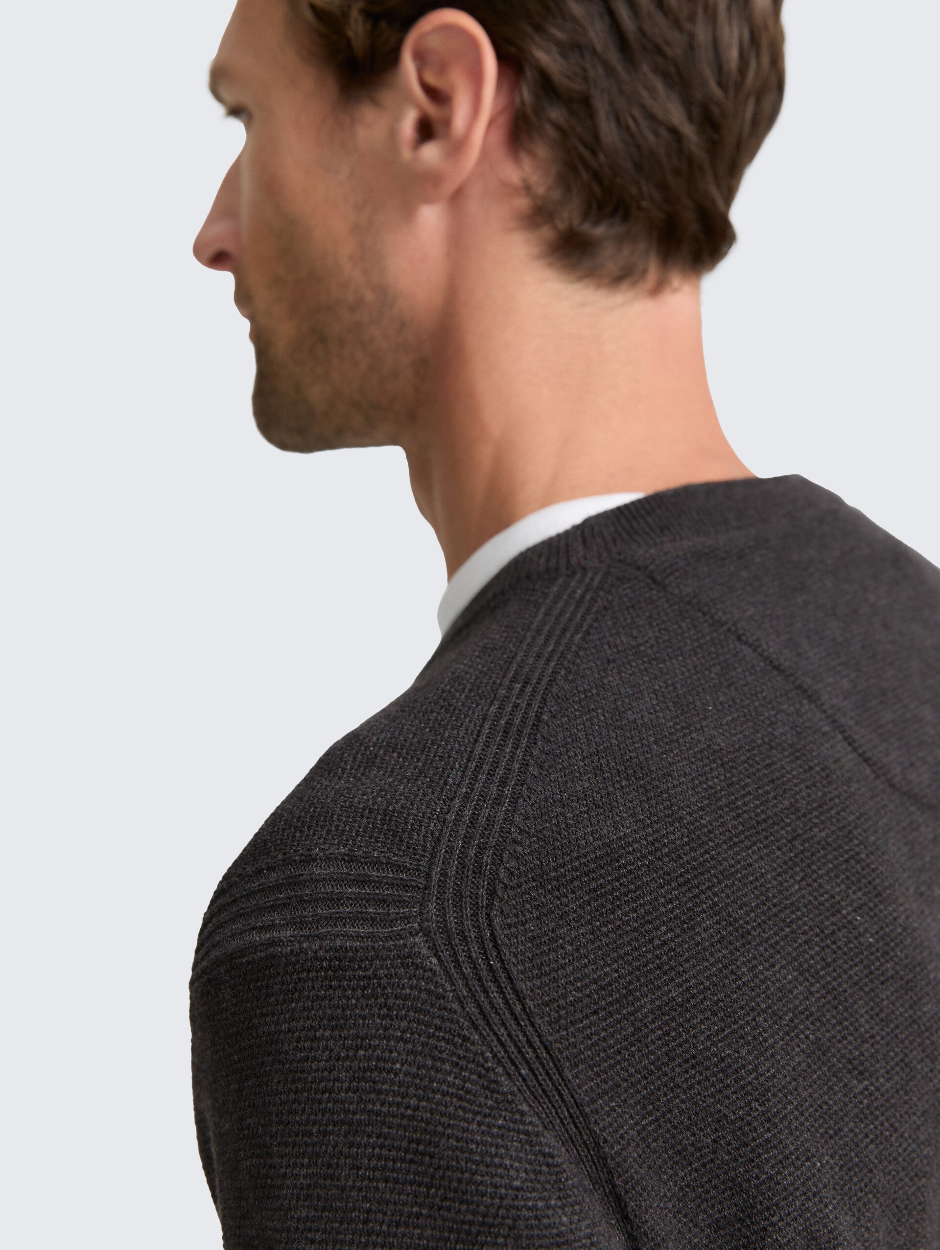 Strickpullover aus Baumwolle - Black Grey Melange - Detail-Model-Ansicht