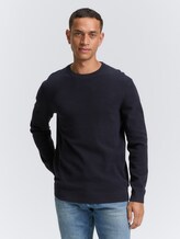Strickpullover aus Baumwolle - Knitted Navy Melange - Ausschnitt Model-Vorderansicht