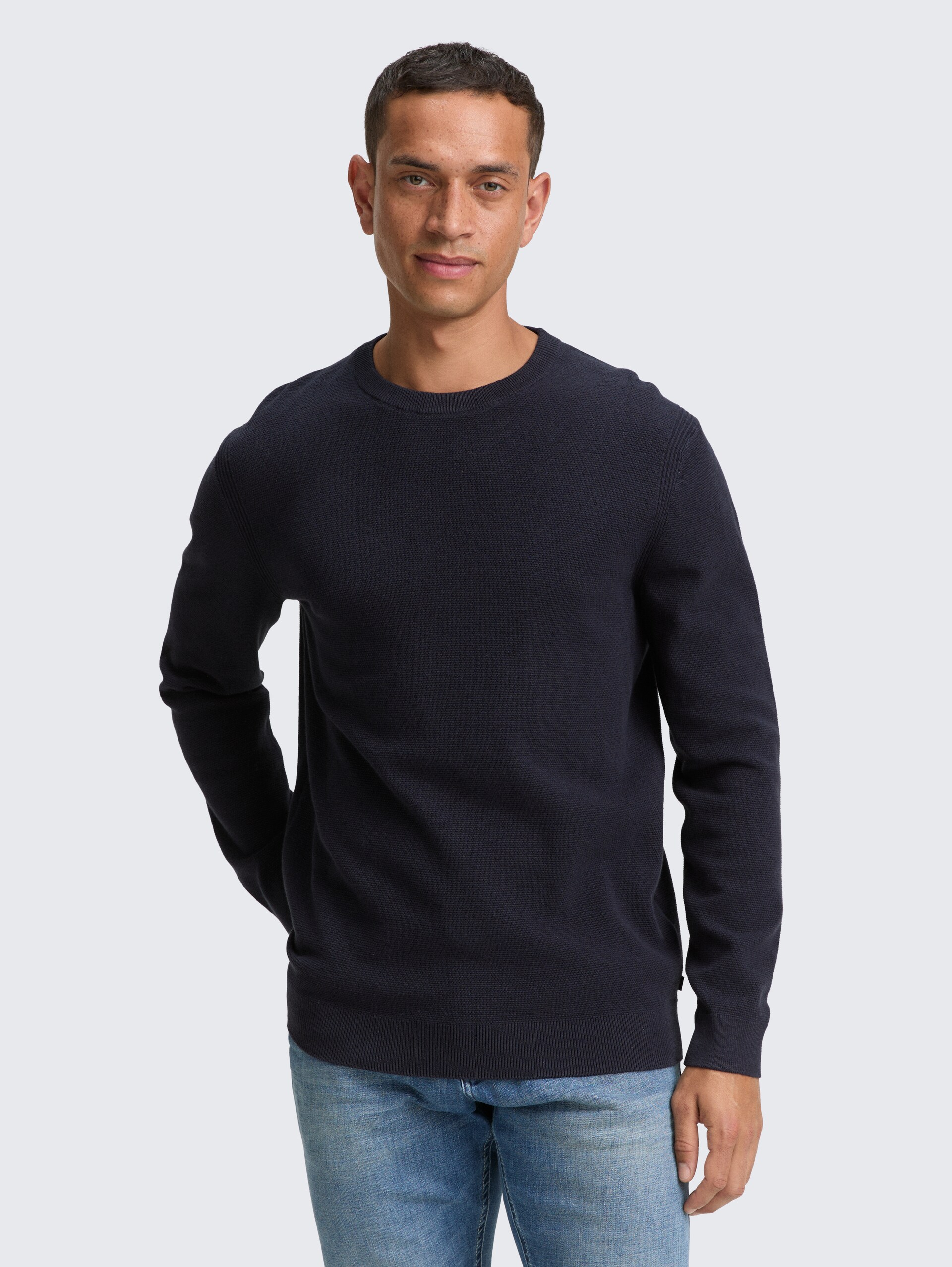 Strickpullover aus Baumwolle - Knitted Navy Melange - Ausschnitt Model-Vorderansicht