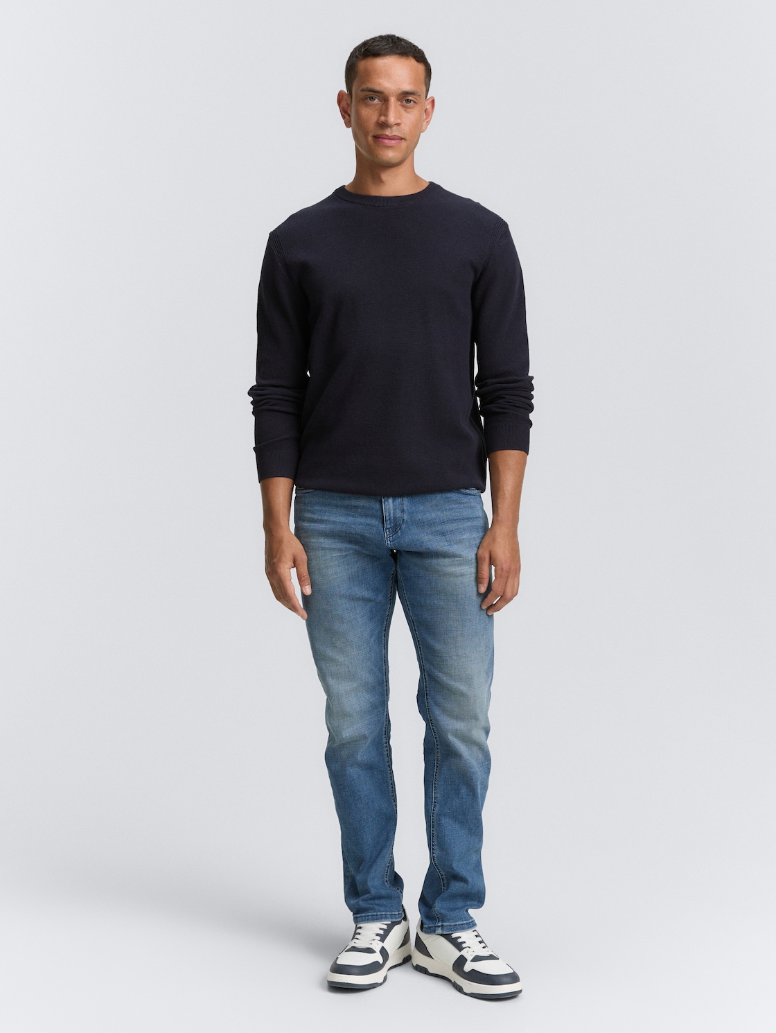 Strickpullover aus Baumwolle - Knitted Navy Melange - Model-Vorderansicht