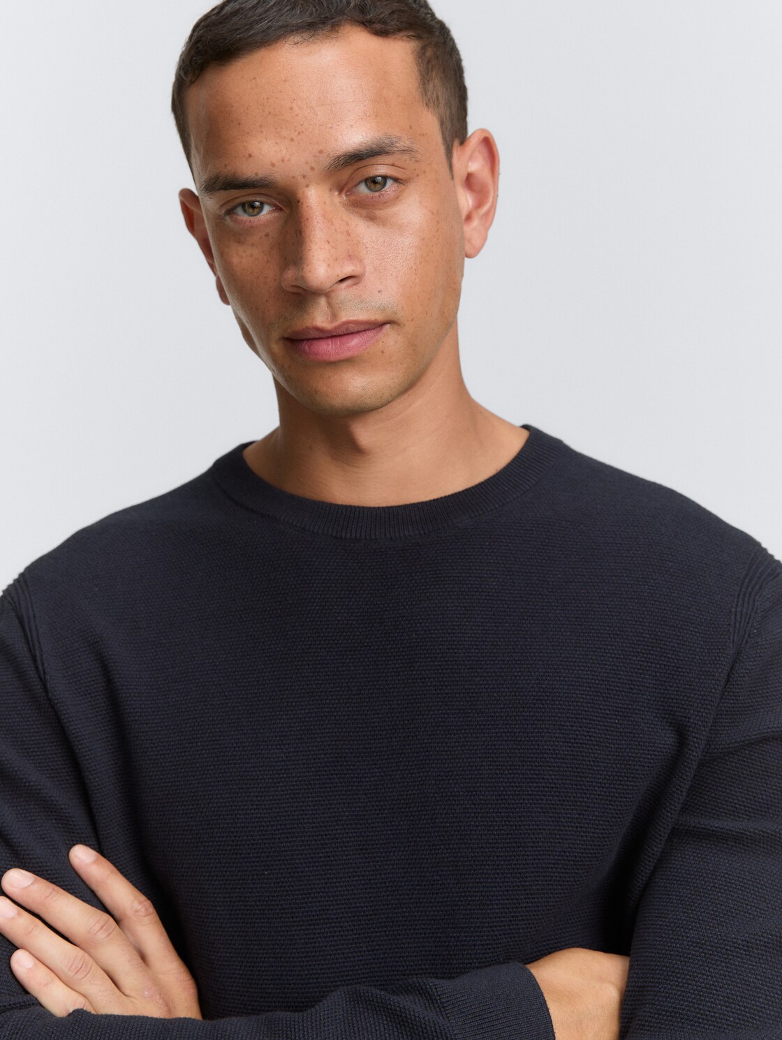 Strickpullover aus Baumwolle - Knitted Navy Melange - Detail-Model-Ansicht