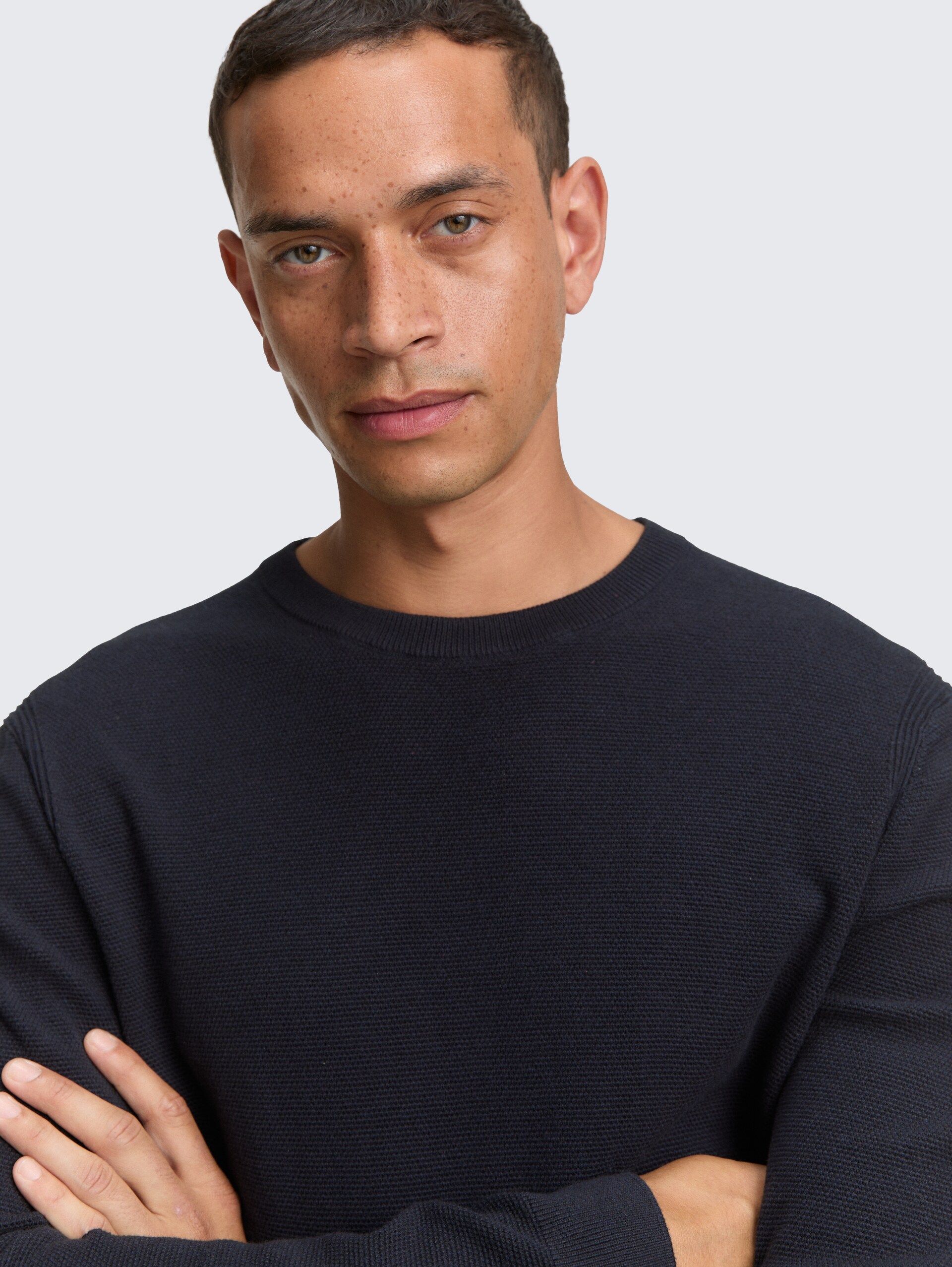 Strickpullover aus Baumwolle - Knitted Navy Melange - Detail-Model-Ansicht