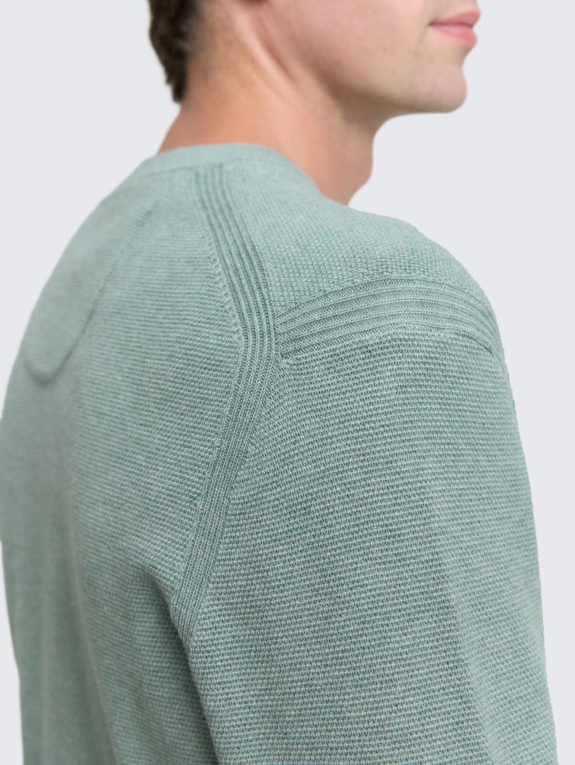 Strickpullover aus Baumwolle - dark smoke green melange - Detail-Model-Ansicht