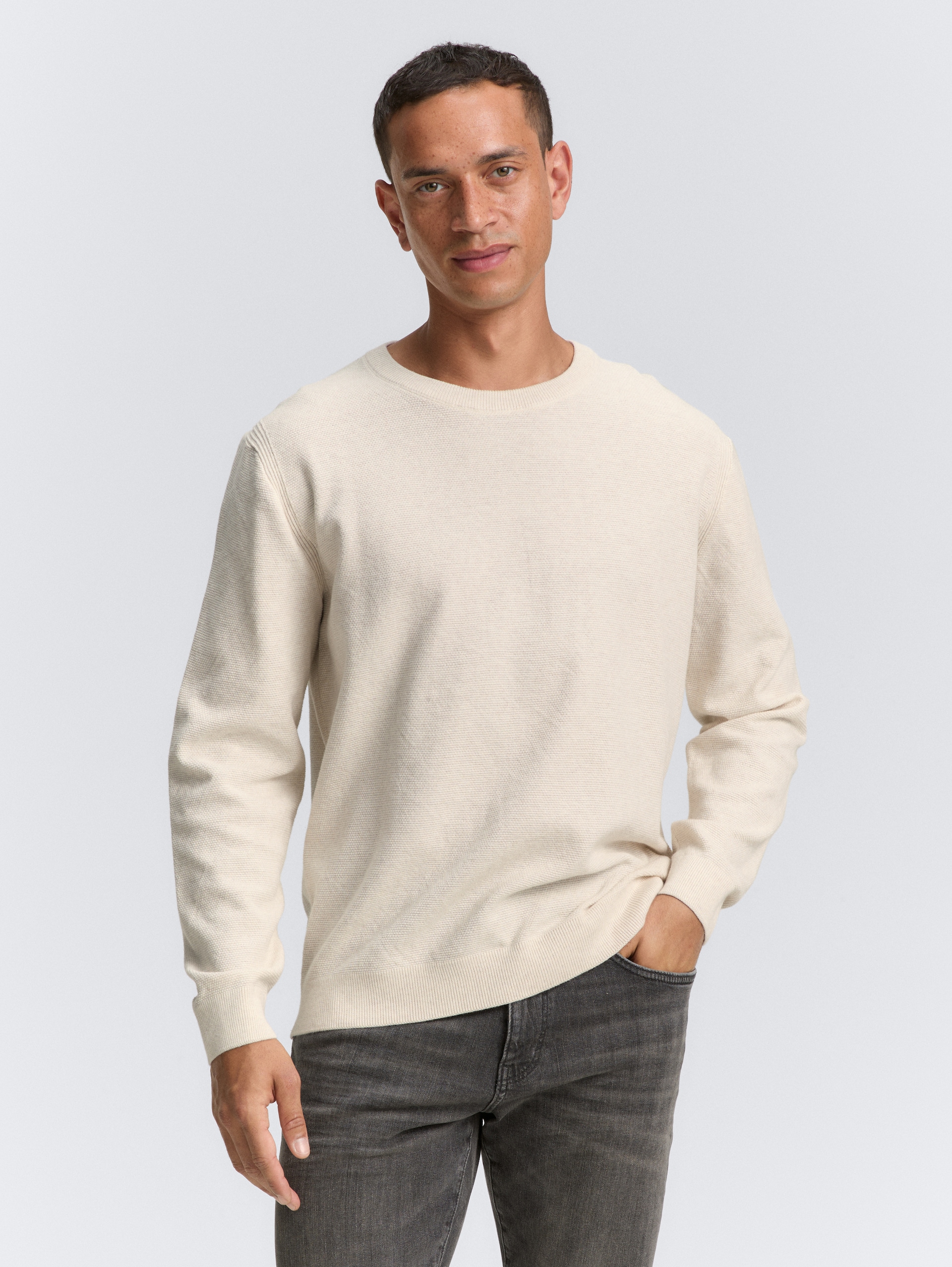Strickpullover aus Baumwolle - soft buttercream melange - Ausschnitt Model-Vorderansicht