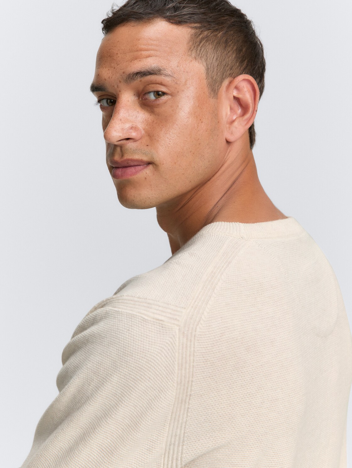 Strickpullover aus Baumwolle - soft buttercream melange - Detail-Model-Ansicht