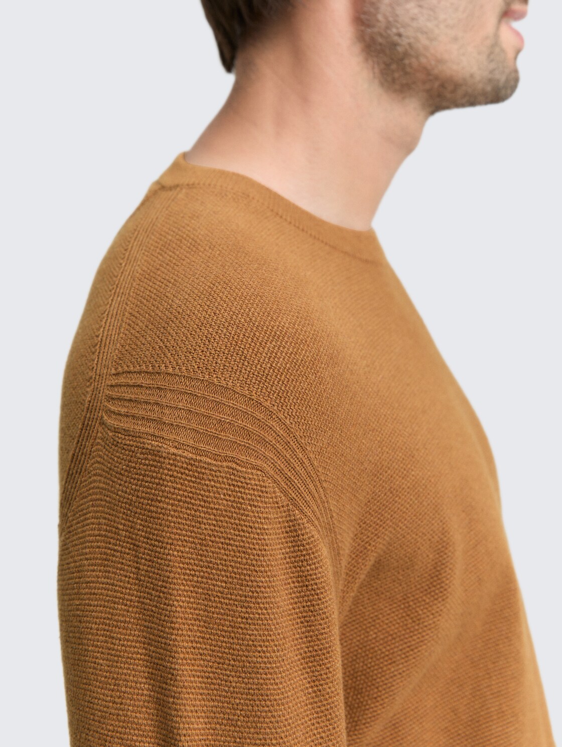 Strickpullover aus Baumwolle - deep cognac melange - Detail-Model-Ansicht