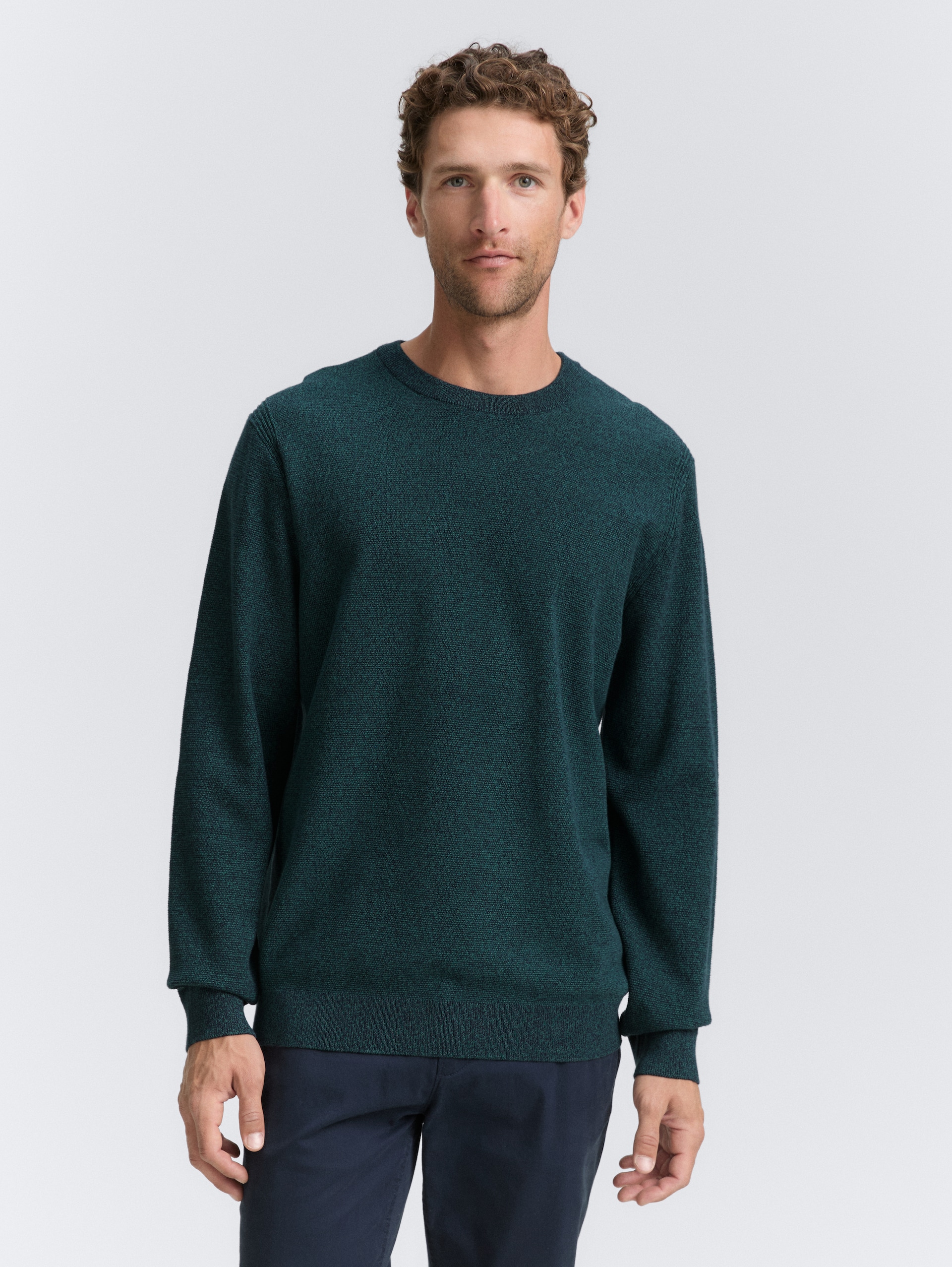 Strickpullover aus Baumwolle - jasper green navy twotone - Ausschnitt Model-Vorderansicht