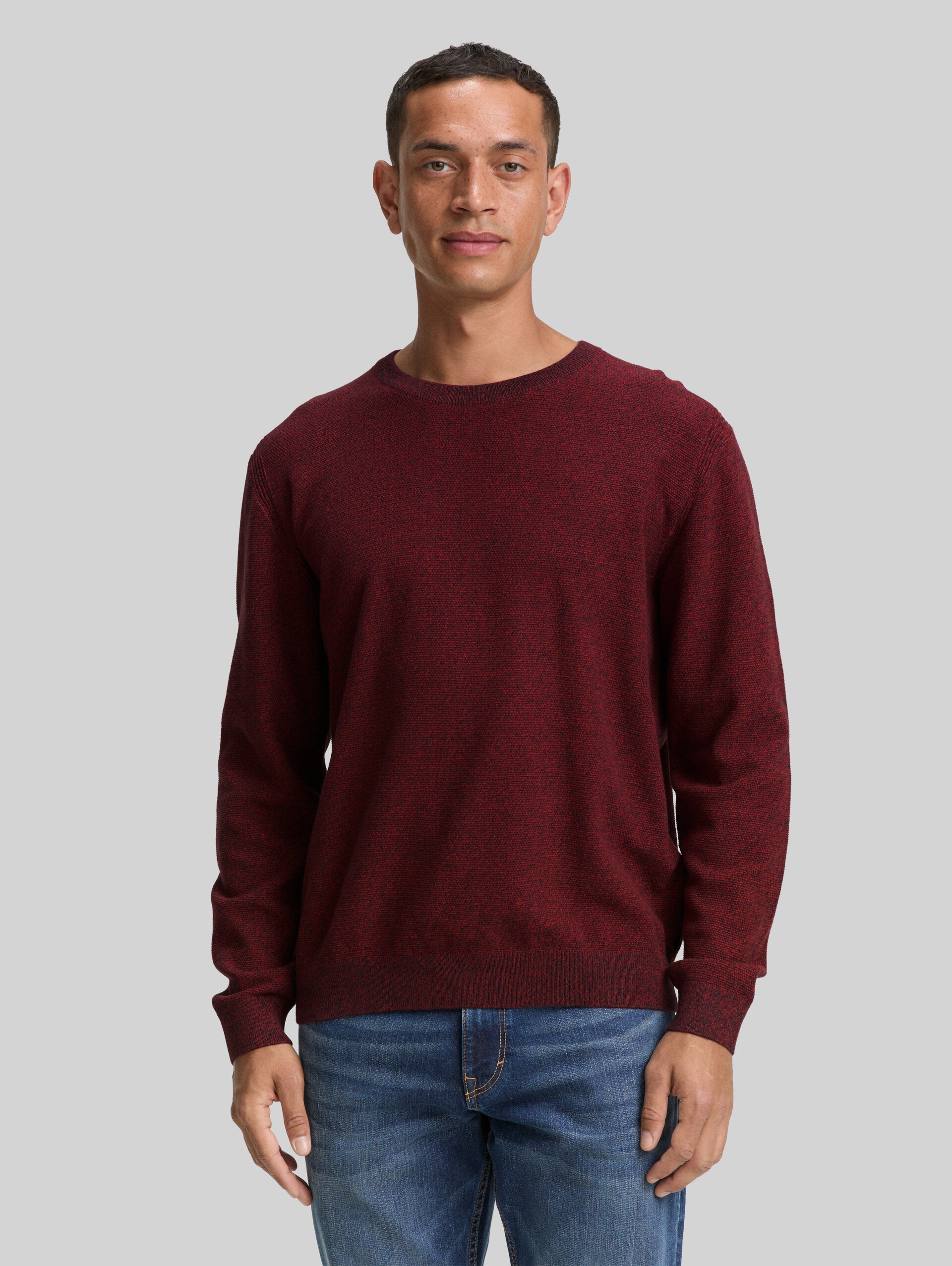 Cotton knit jumper - samba red navy twotone - Neckline model front view