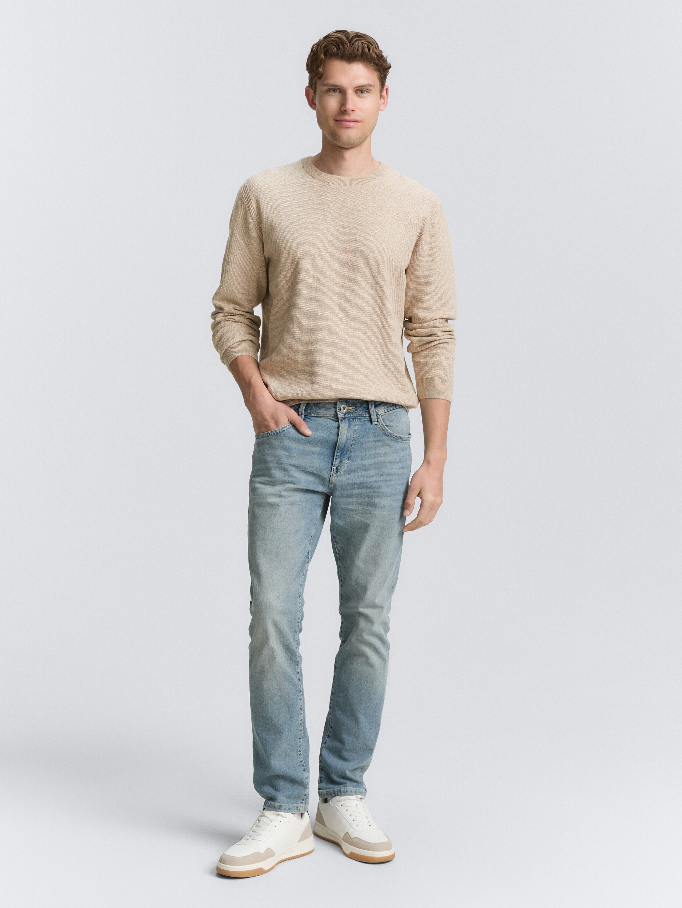 Gebreide trui van biologisch katoen - beige offwhite twotone - Model vooraanzicht