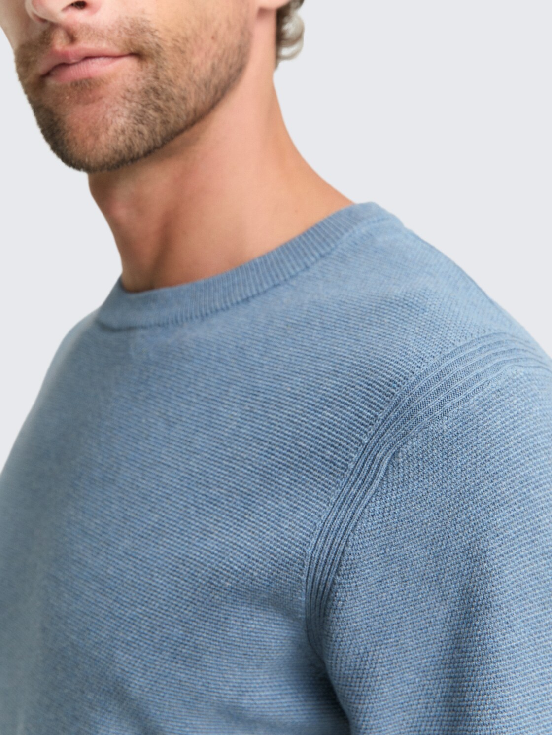 Strickpullover aus Baumwolle - faded blue melange - Detail-Model-Ansicht