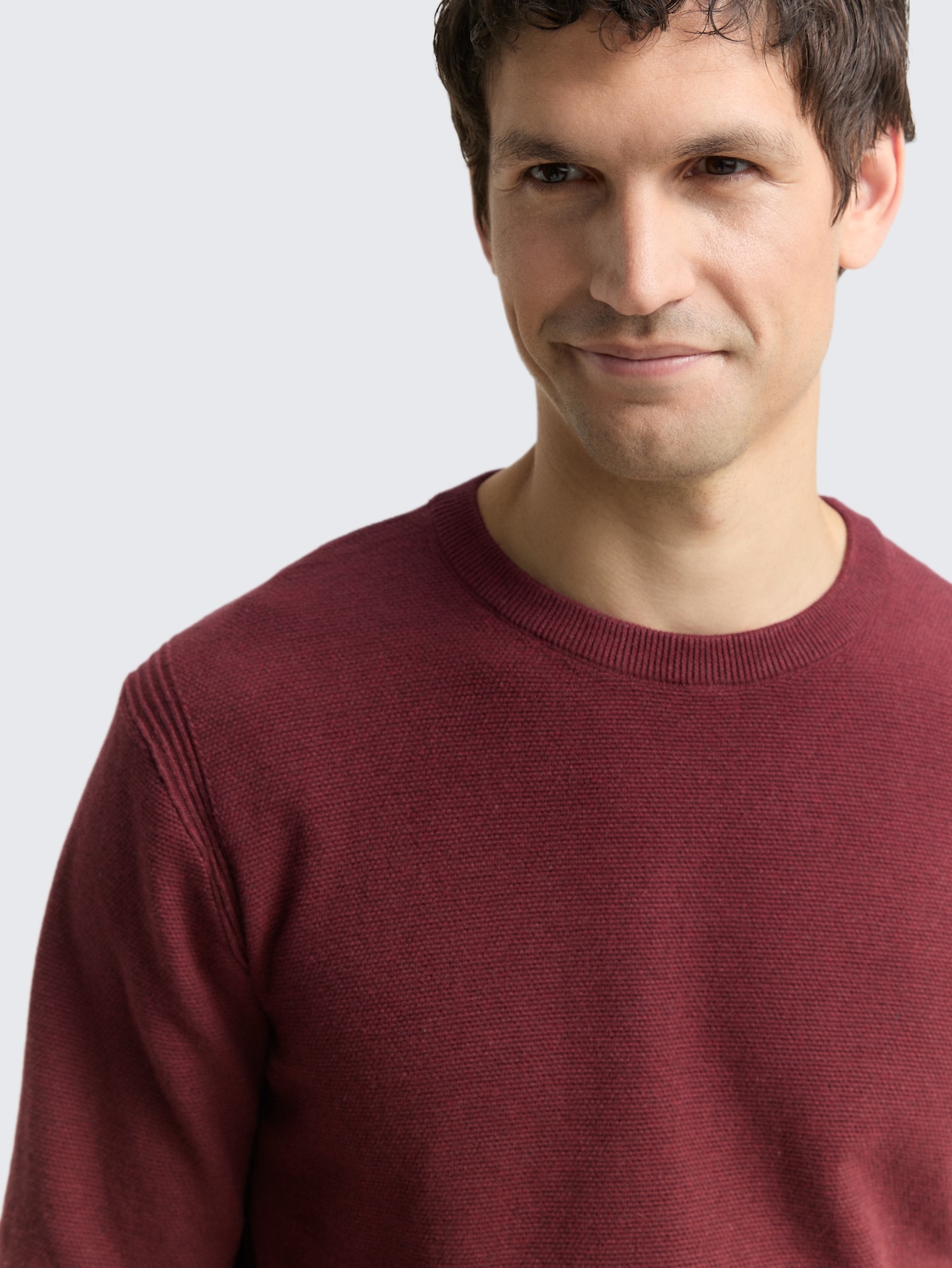 Strickpullover aus Baumwolle - bordeaux melange - Detail-Model-Ansicht