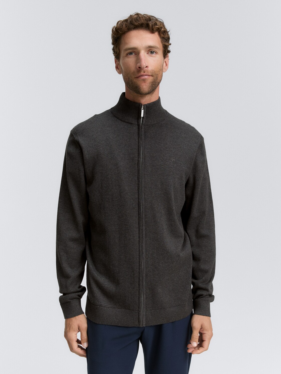 Strickjacke mit Stehkragen - Black Grey Melange - Ausschnitt Model-Vorderansicht