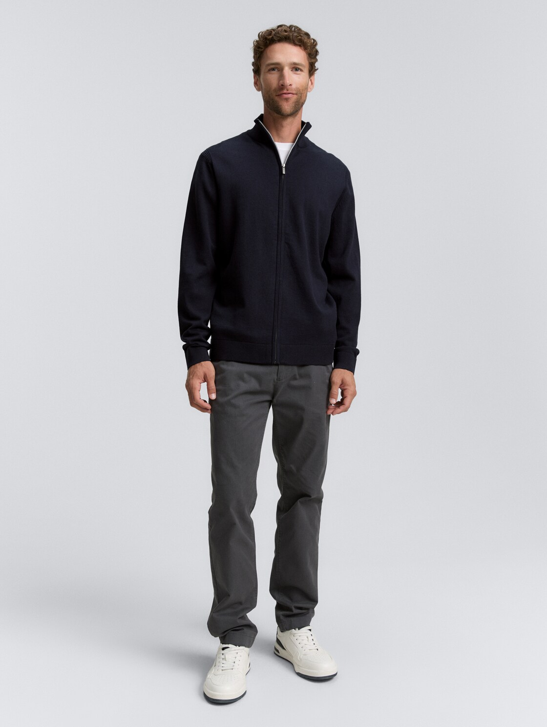 Strickjacke mit Stehkragen - Knitted Navy Melange - Model-Vorderansicht