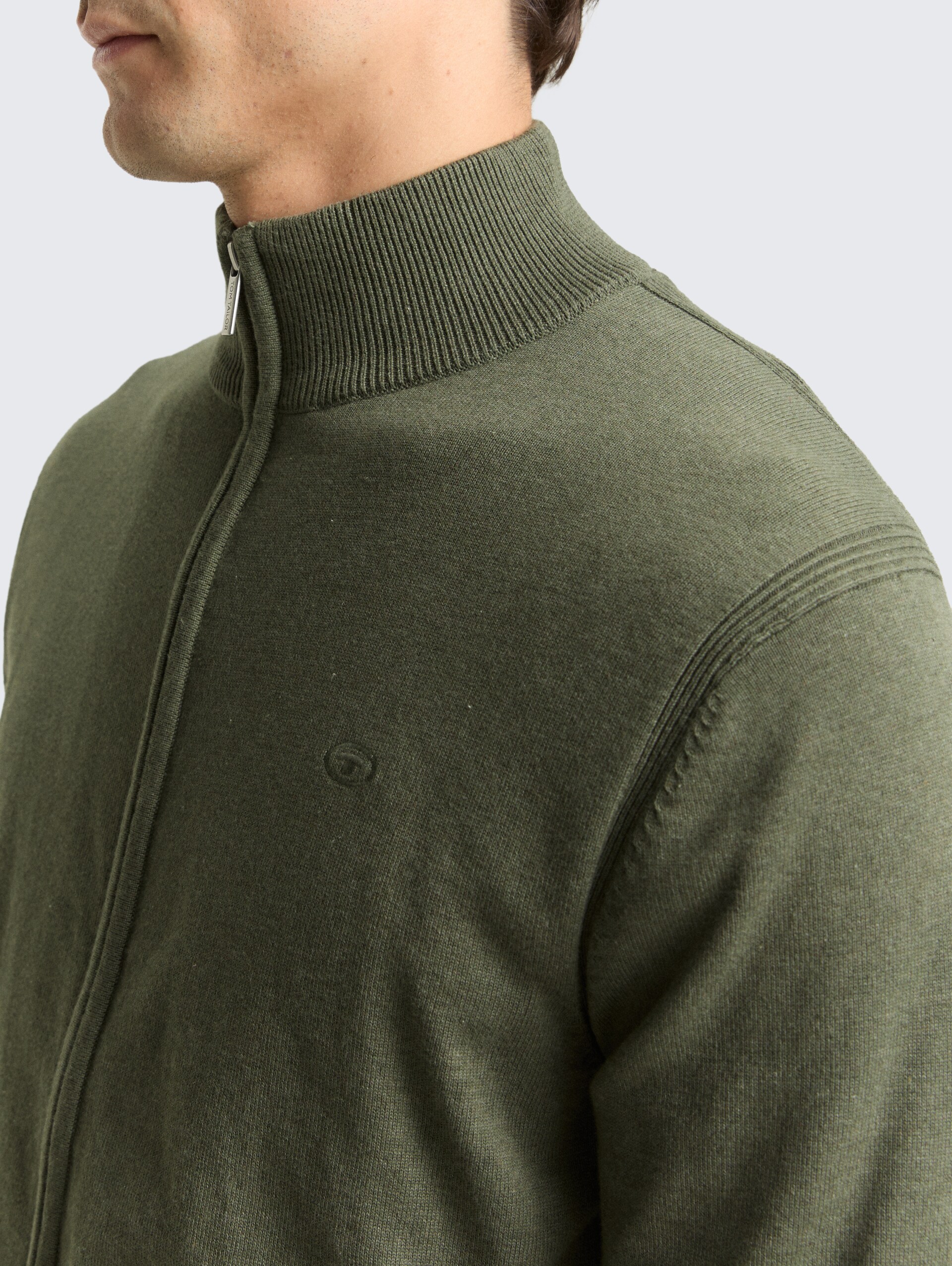 Strickjacke mit Stehkragen - tea leaf melange - Detail-Model-Ansicht