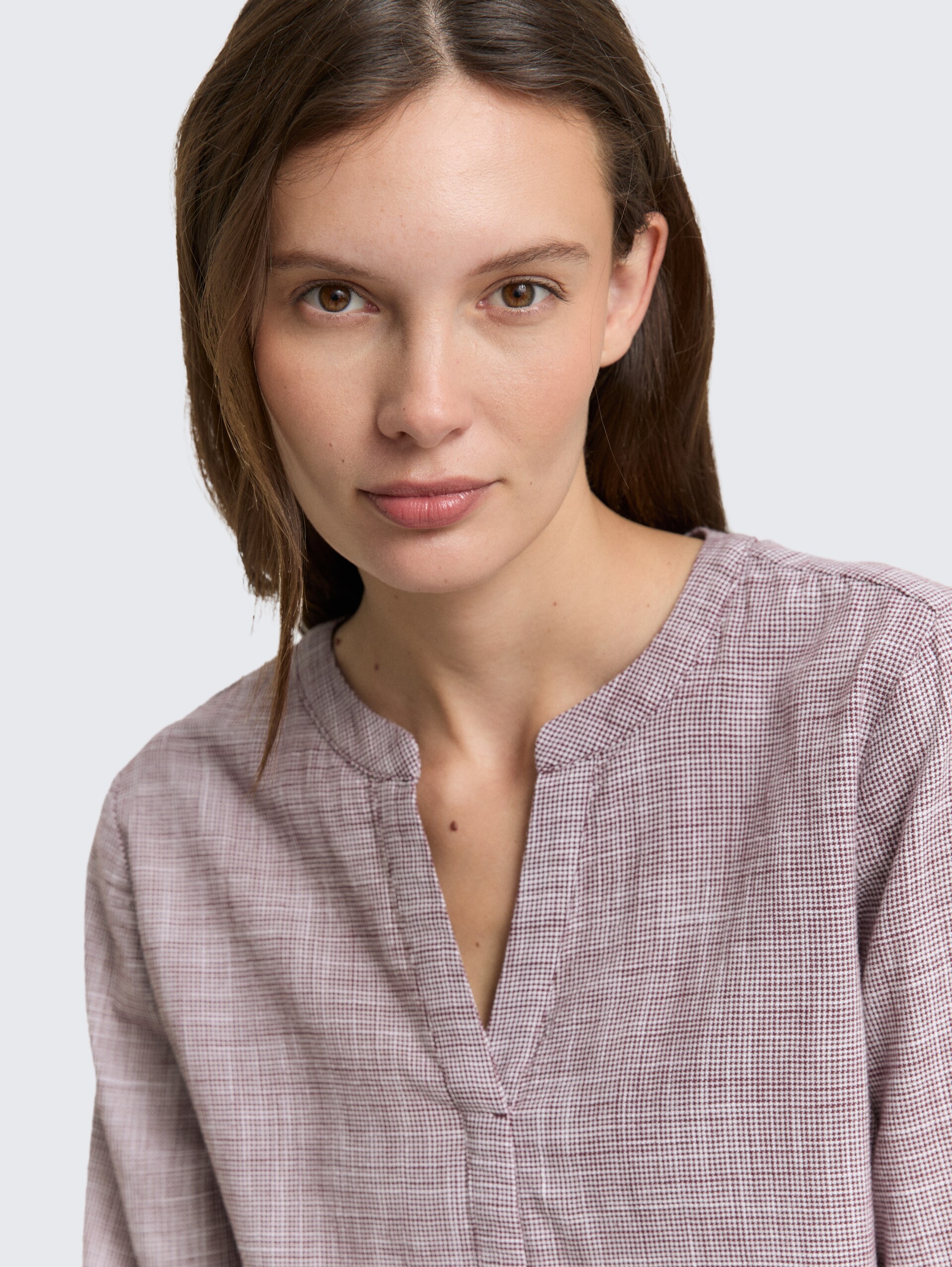 Bluse aus Baumwolle - bordeaux red - Detail-Model-Ansicht