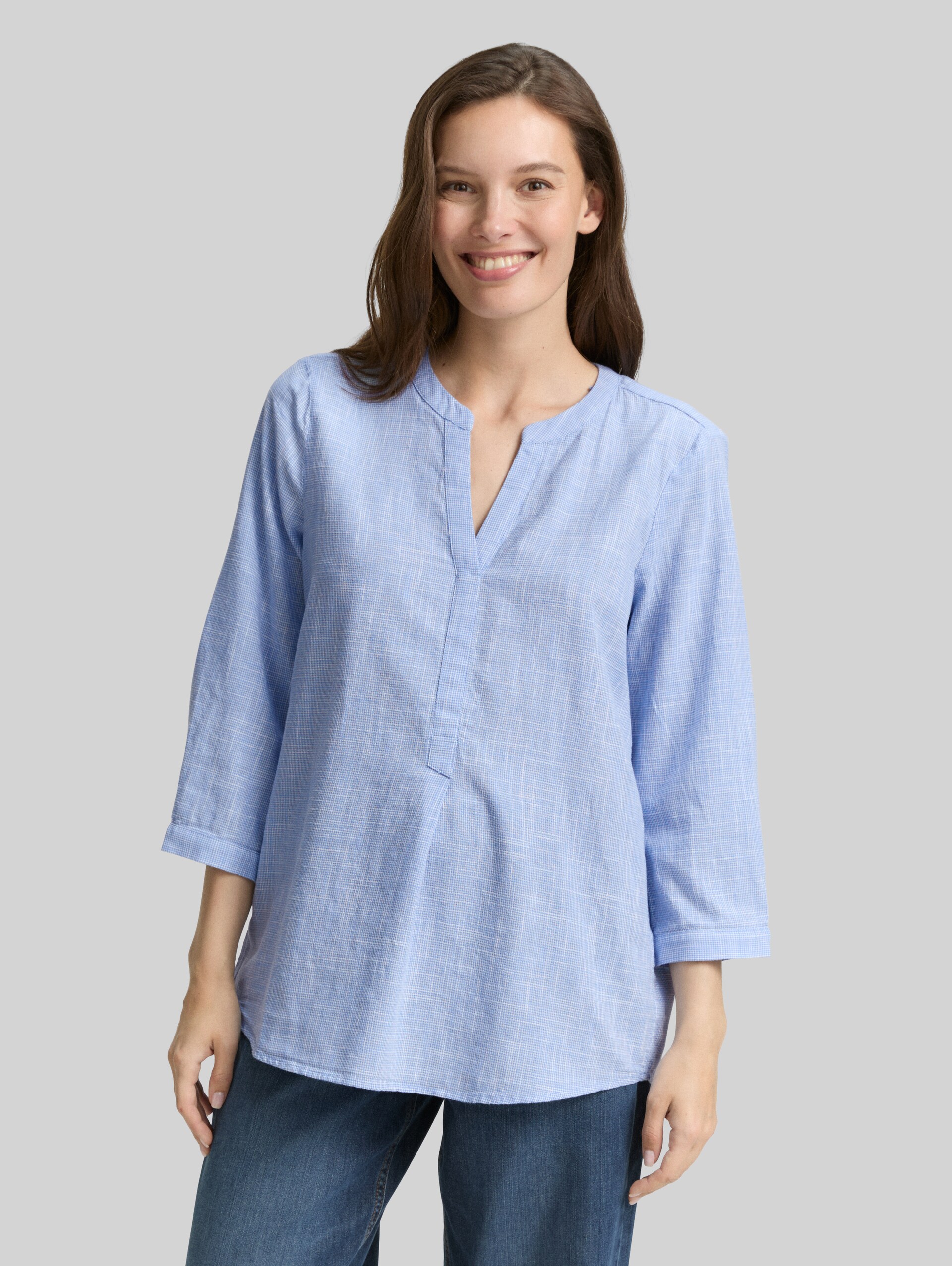 Cotton blouse - dreamy blue - Neckline model front view