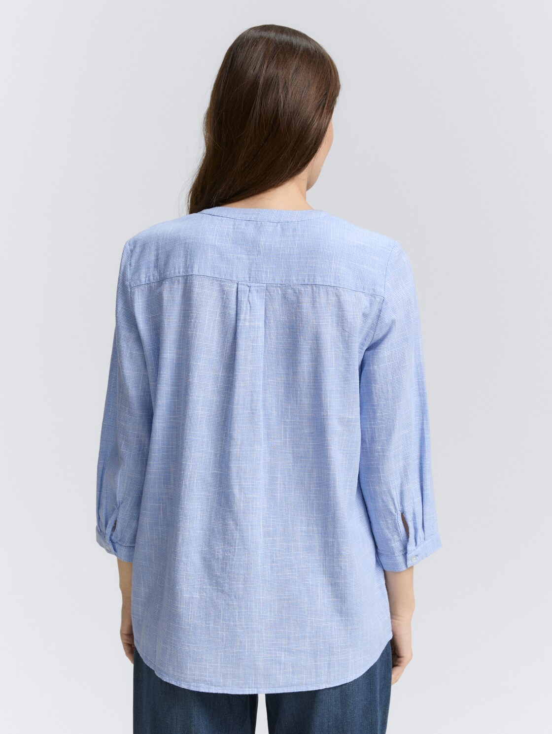 Bluse aus Baumwolle - dreamy blue - Auschnitt Model-Rückansicht