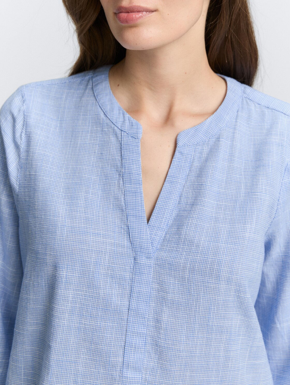 Bluse aus Baumwolle - dreamy blue - Detail-Model-Ansicht