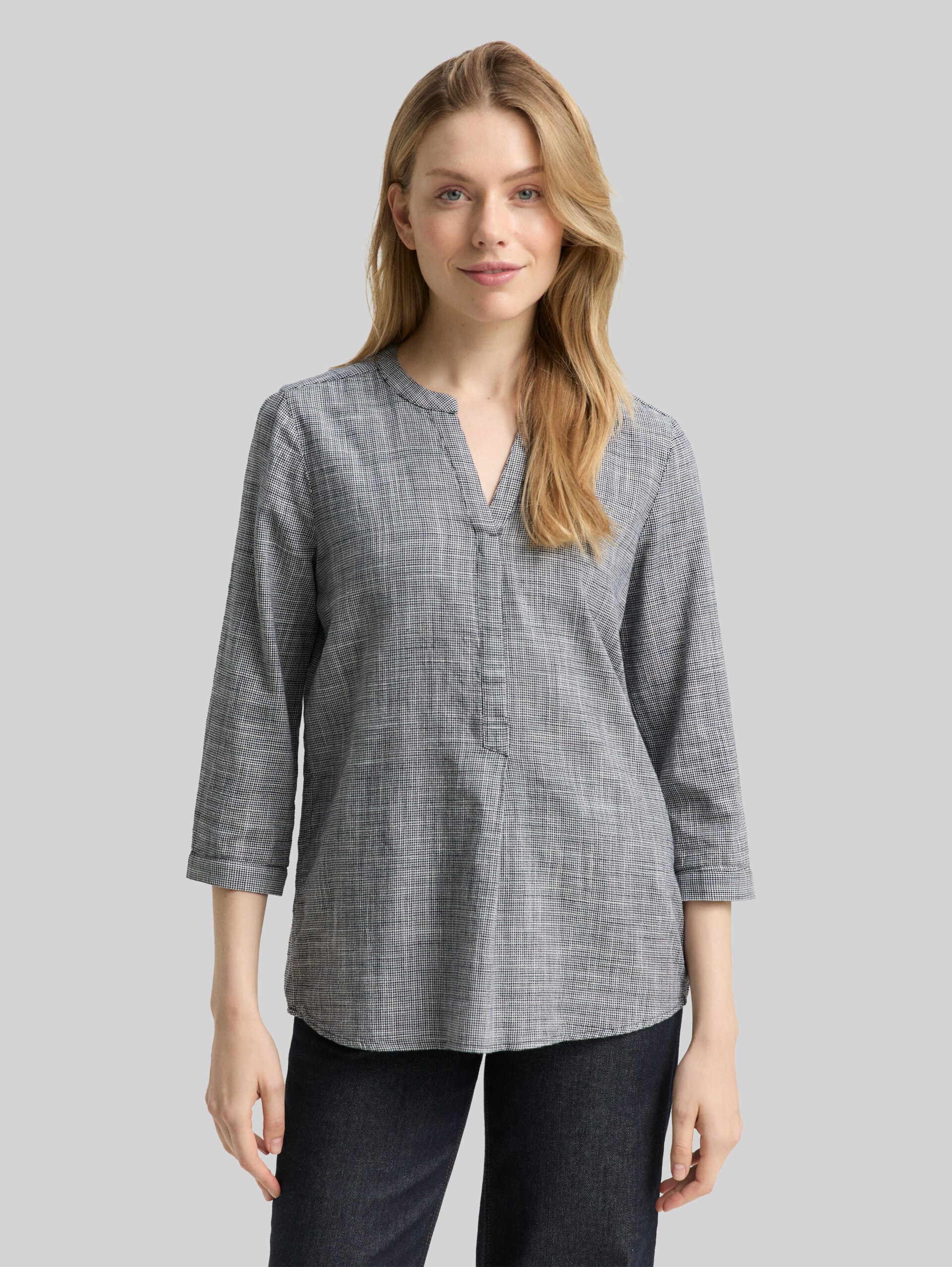 Cotton blouse - midnight navy blue - Neckline model front view