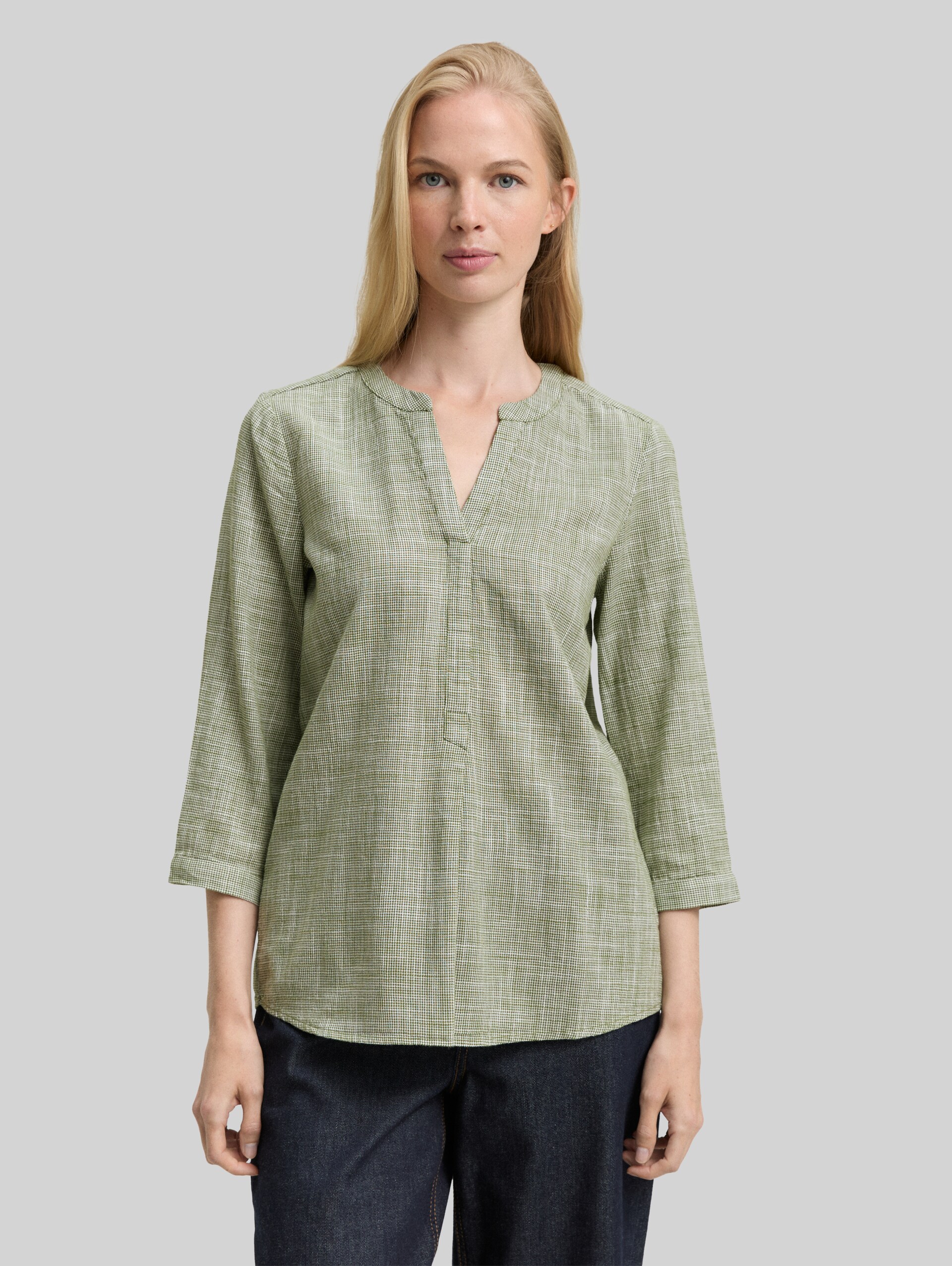 Cotton blouse - deep ivy green - Neckline model front view