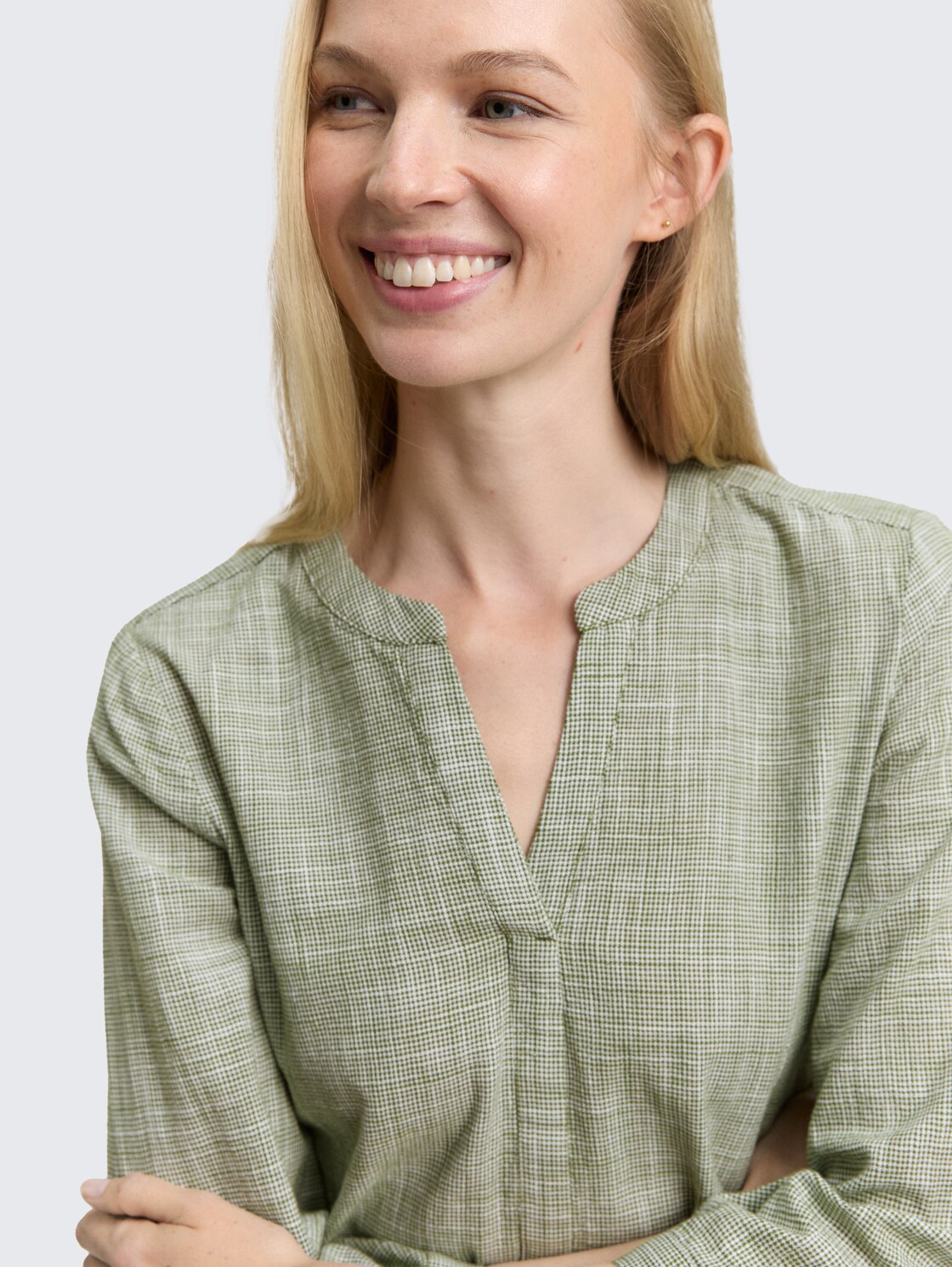 Bluse aus Baumwolle - deep ivy green - Detail-Model-Ansicht